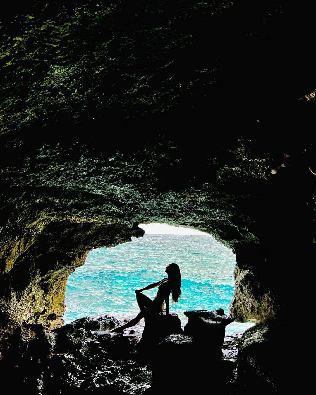 Kim Chiuさんのインスタグラム写真 - (Kim ChiuInstagram)「Probably one of the best views in Boracay!!!🧜🏻‍♀️❤️🌊 Aside from the beautiful Sunset, this is my next favorite!!!!🥰 Thank you to the Kuya in that cave who patiently took our photo!!!📸 locals know best!!!!🥰hihi #crystalcoveboracay #Chiurista #TropicalEssentials #HM」4月5日 20時56分 - chinitaprincess