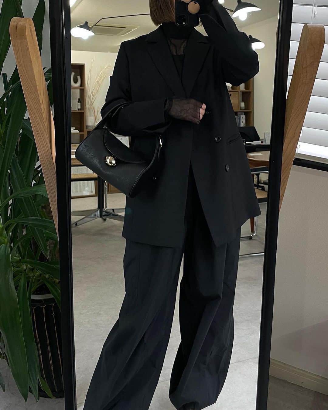 Mie Kawanoさんのインスタグラム写真 - (Mie KawanoInstagram)「透け感が可愛いシアーtops @lpdgem.official   @cafune.official のバッグも愛用中♩  形と履きやすさが最高なサンダル @bonbellespoir サンダルは今日から予約販売開始🫶🏻」4月5日 20時57分 - cota_ra