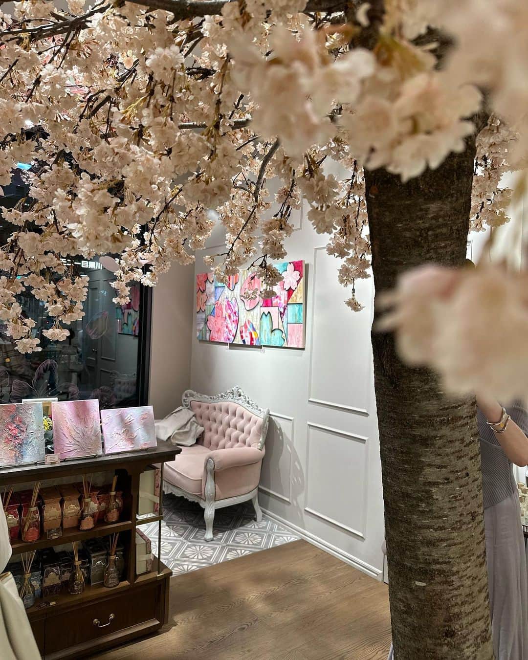 丸山悠美さんのインスタグラム写真 - (丸山悠美Instagram)「@sabon_japan の新コレクション 「ワンダーズ・オブ・ジャスミン コレクション」 幻のお花ブルージャスミンにインスパイアされた リュクスなコレクション💙  先行発売しているアトリエに行ってきました🕊  ウォータースタンドではスクラブをお試し。 SABONのスクラブ、 パチュリ・ラベンダー・バニラを昔から愛用しているけど 格調高いジャスミン・ワンダーの香りが とっても良かった！ 今度からこちらにしようかな☺️🌿  古い角質をやさしく落としてツルツルに✨ 踵もツルツルになるから大好きです💕  リニューアルしたアトリエの1周年イベントでは ピアスを作れたり アトリエで購入して会員登録すると招待制パーティーに招待して貰えるそう✨  #sabon #サボン #sabonジャスミンワンダー #sabon2つのジャスミン#サボンアトリエスパ #中目黒 #ジャスミン #バスタイム #ボディケア #ボディスクラブ」4月5日 20時57分 - maruyumi