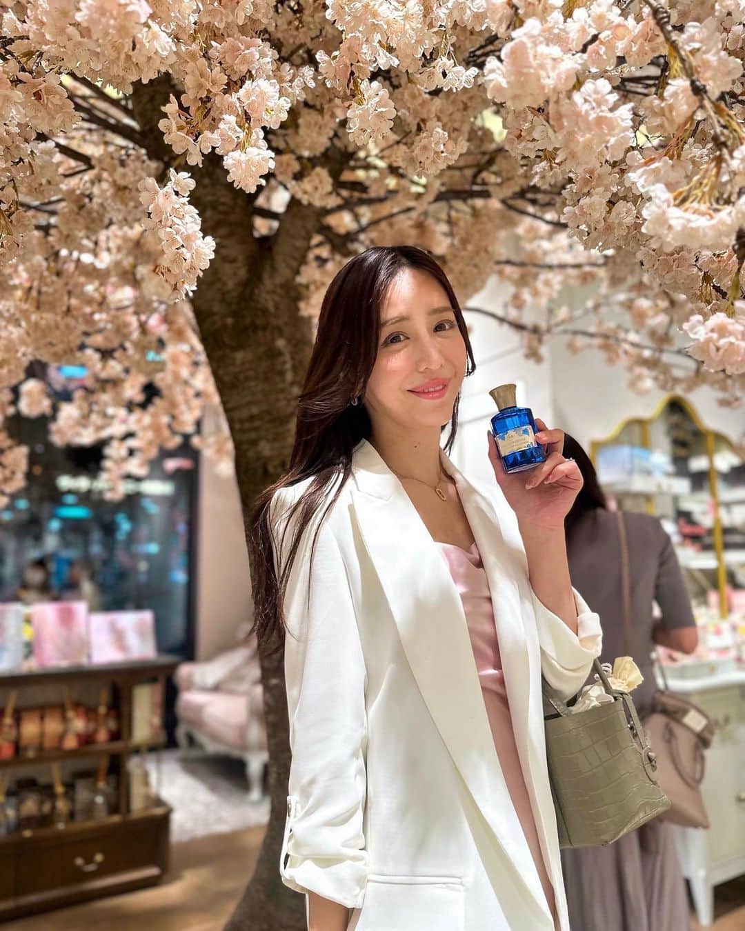 丸山悠美のインスタグラム：「@sabon_japan の新コレクション 「ワンダーズ・オブ・ジャスミン コレクション」 幻のお花ブルージャスミンにインスパイアされた リュクスなコレクション💙  先行発売しているアトリエに行ってきました🕊  ウォータースタンドではスクラブをお試し。 SABONのスクラブ、 パチュリ・ラベンダー・バニラを昔から愛用しているけど 格調高いジャスミン・ワンダーの香りが とっても良かった！ 今度からこちらにしようかな☺️🌿  古い角質をやさしく落としてツルツルに✨ 踵もツルツルになるから大好きです💕  リニューアルしたアトリエの1周年イベントでは ピアスを作れたり アトリエで購入して会員登録すると招待制パーティーに招待して貰えるそう✨  #sabon #サボン #sabonジャスミンワンダー #sabon2つのジャスミン#サボンアトリエスパ #中目黒 #ジャスミン #バスタイム #ボディケア #ボディスクラブ」