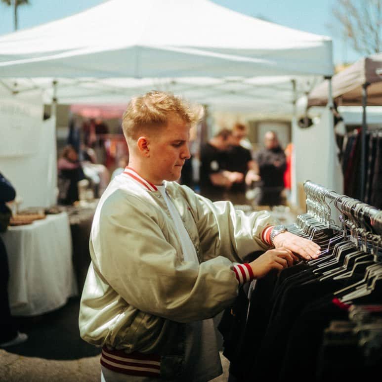 Kayefのインスタグラム：「Hier eine Impression wie ich überaus verbissen nach den ultimativen Vintage Shirts grabbel - in LA geht das wirklich fantastisch sage ich euch Kinnas 🤓」