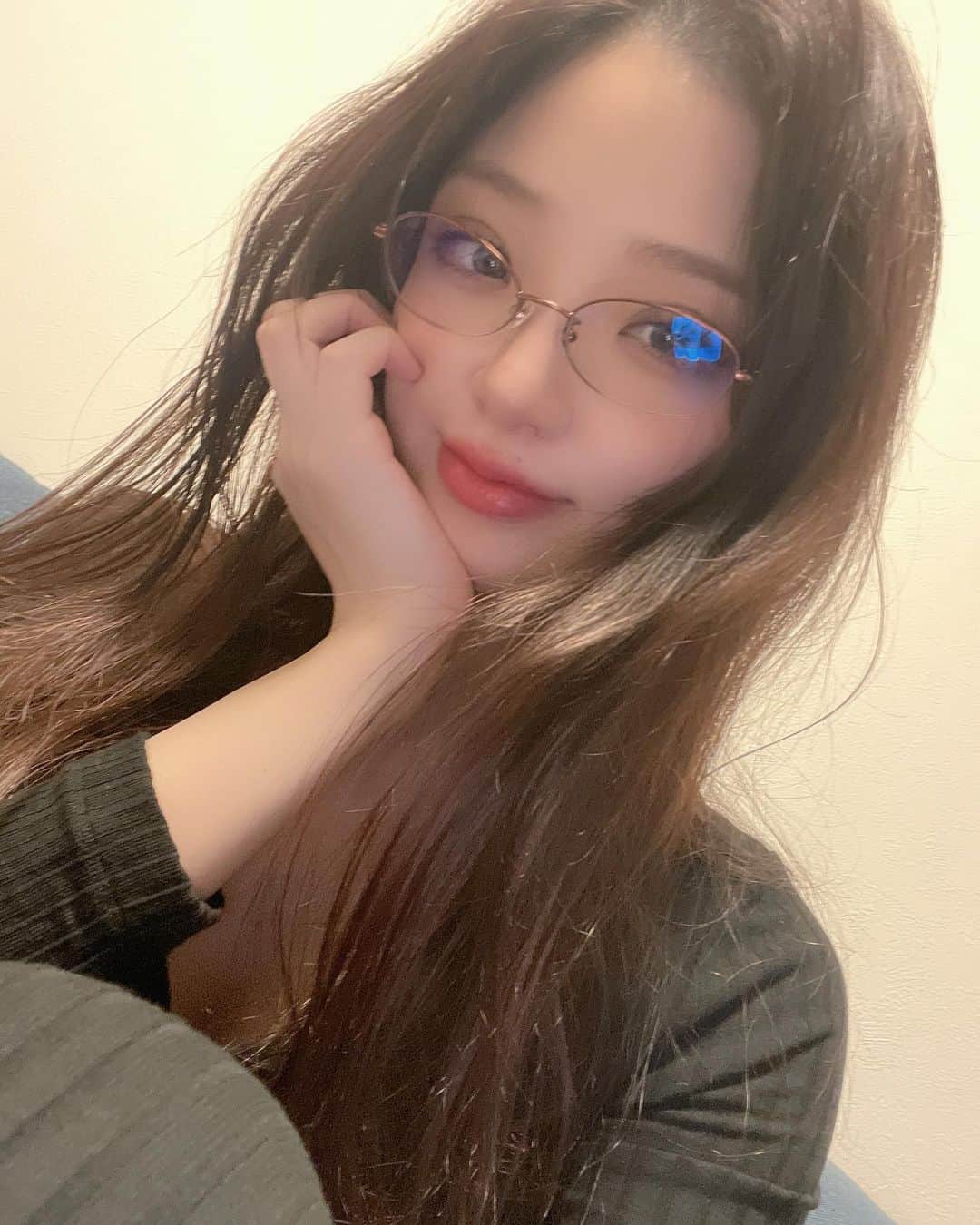 のインスタグラム：「9連勤おつかれわたし✌️  これから5月中旬にはショーリニューアルして6月には本公演ショーチェンジがあり、7月には湯島ショーチェンジあります。  素敵な作品を作れるようにがんばります🌿今日も5曲完成させたよ🥰✌️  4月は水曜日制作の為お休みさせて頂きます🙏🌸」