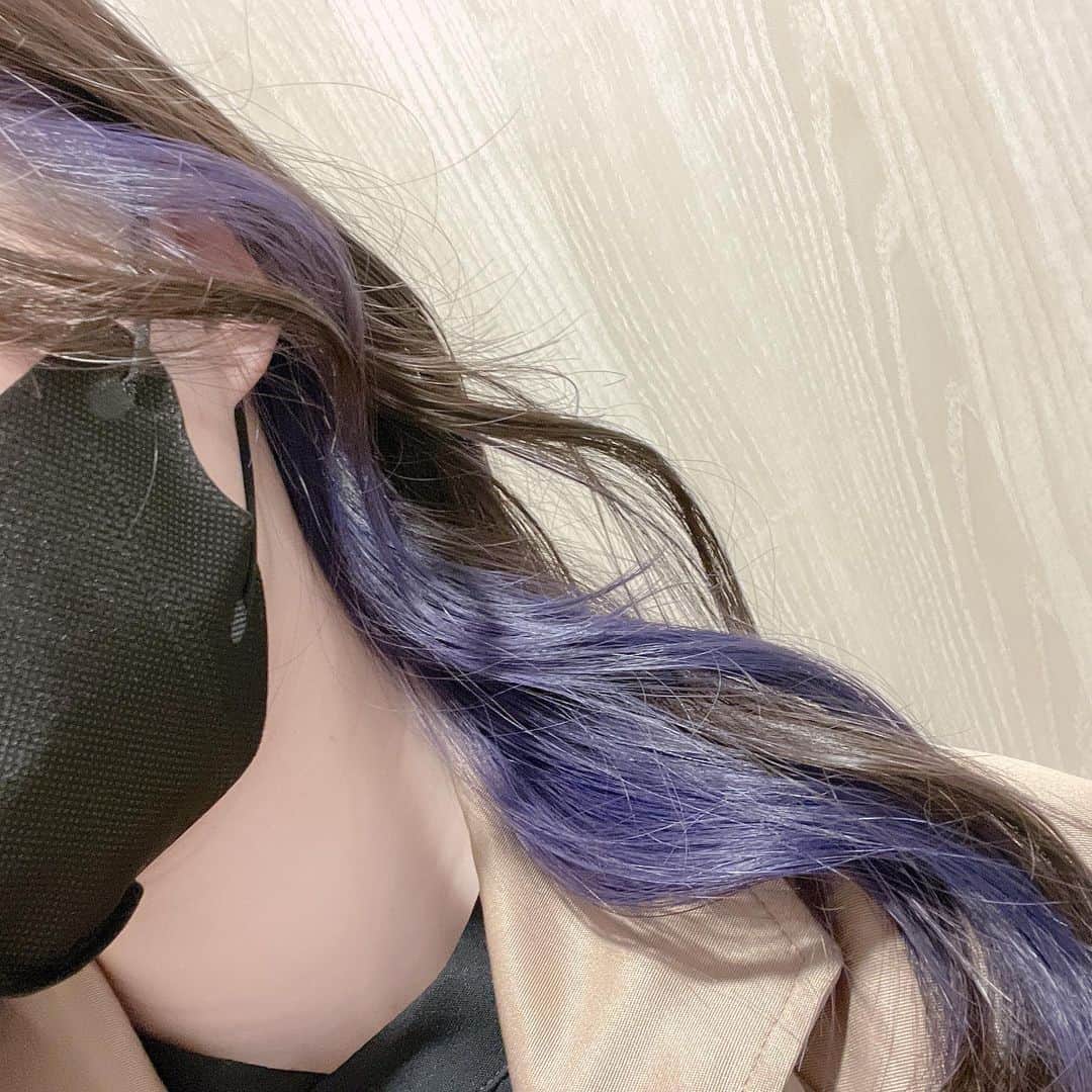 ねぎまさんのインスタグラム写真 - (ねぎまInstagram)「. . 1年ちょいぶりに青系統のインナーカラー復活だー！！！ 今回は青紫💙💜色落ち経過も楽しみ〜 . . 表面の髪の毛は前回に引き続き、地毛に近づけたカラーで毛先中心に染めてもらったよ💇🏻‍♀️ . OCEAN TOKYO sunny店さいしゅさん(@ocean_saishu ) いつもありがとうございます☺️ . #インナーカラー #oceantokyo」4月5日 20時58分 - negineginet