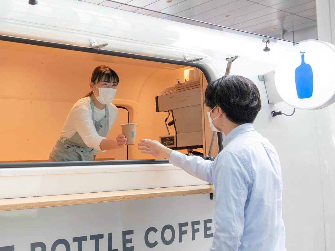 Blue Bottle Coffee Japanさんのインスタグラム写真 - (Blue Bottle Coffee JapanInstagram)「いよいよ明日 4/6(木) 10:00より、ブルーボトル コーヒートラックが名古屋駅直結「JRゲートタワー」に期間限定でオープンいたします☕️🚚⁠ ⁠ ブランドロゴを入れたクラシックなデザインの車体にエスプレッソマシンを搭載したこちらのブルーボトル コーヒートラックでは、限定ドリンクとしてやさしい甘みにフローラルな香りが広がるミルクコーヒー「ノラ オレンジブロッサム」をご提供いたします。⁠ ⁠ ⁠ また、カフェと同様にバリスタがラテアートを施したラテなどのエスプレッソドリンクや、カフェでも人気の高いフードメニューの「リエージュ ワッフル」もお召し上がりいただけます。⁠ ⁠ 明日から「JRゲートタワー」にて、みなさまにお会できることを楽しみにしています！⁠ ⁠ ⁠ 【 コーヒートラック 】⁠ 住所：名古屋市中村区名駅1-1-3　JRゲートタワー 1F イベントスペース⁠ 営業時間：10:00−18:00⁠ 開催期間：2023年4月6日(木)〜2023年4月27日(木)⁠ ⁠ ＊悪天候の際など、営業日や時間が変更となる場合がございます。⁠ ＊コーヒートラックの最新情報は、ブルーボトルコーヒー 公式ツイッター (@ bluebottlejapan) にてお知らせしていきます。⁠ ⁠ ⁠ #ブルーボトルコーヒー⁠ #ブルーボトルコーヒートラック⁠ #BlueBottleCoffee⁠ #BlueBottleCoffeeTruck」4月5日 21時00分 - bluebottlejapan