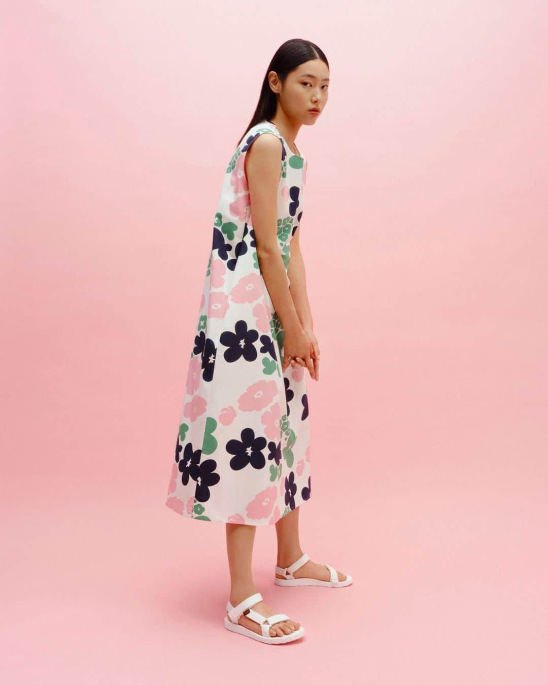 マリメッコのインスタグラム：「Feel like moving on from layers upon layers? We’re with you! Find your spring state of mind with bold Marimekko florals and airy silhouettes. New SS23 pieces dropping now. 👗   Discover yours at marimekko.com. Link in bio. #marimekko」