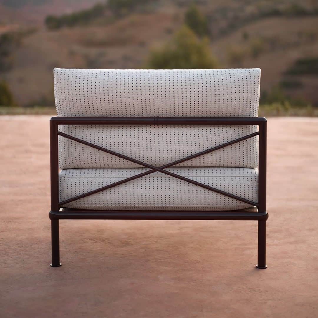 B&B Italiaさんのインスタグラム写真 - (B&B ItaliaInstagram)「An extension of the domestic space towards the outdoors. A sense of continuity that enhances the beauty and the functionality of the home.  B&B Italia Outdoor Collection 2023.  ph @tommasosartori_studio  #bebitalia #design #Marrakesh #Morocco #OutdoorCollection #OutdoorFurniture」4月5日 21時00分 - bebitalia