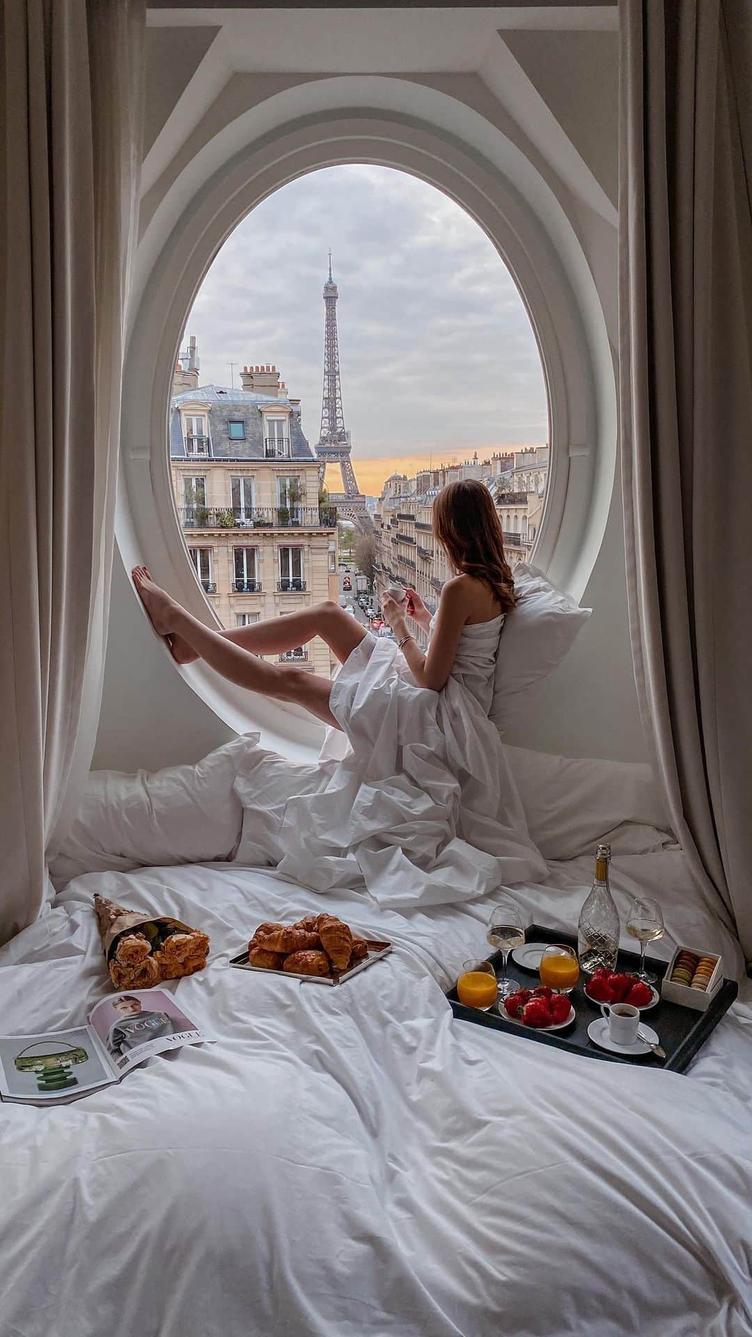 バーボラ・コディトヴァのインスタグラム：「Good morning from @lemetropolitanparis ✨ Tag someone you’d like to wake up here with!」