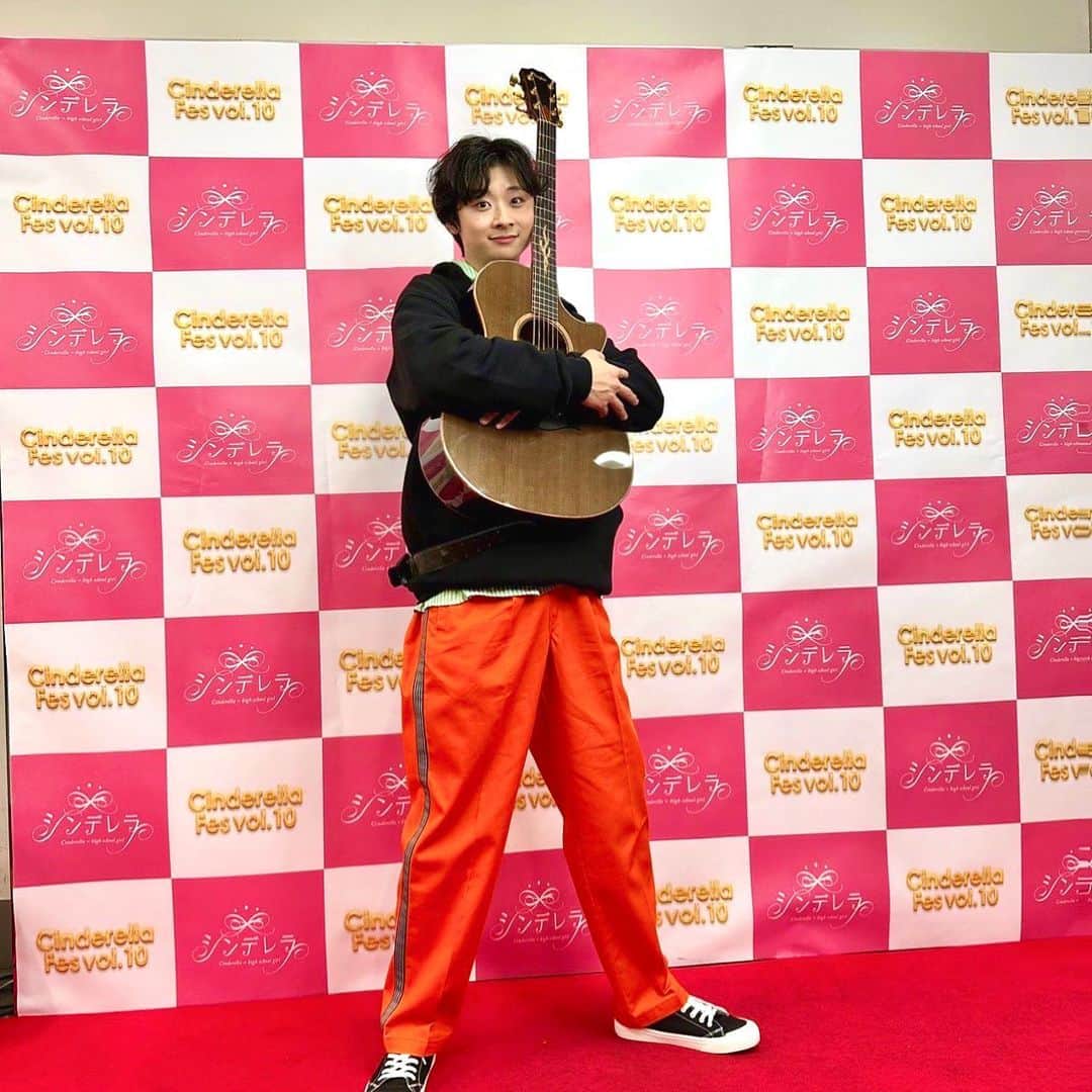 のインスタグラム：「４月５日(水)日本最大級のJKイベント「シンデレラフェスvol.10」にお越しいただき本当にありがとうございました😊 初めてランウェイを歩かせていただきました。 恥ずかしすぎて世界最速ランウェイ記録叩き出したと思います。 でも、こんな大きい舞台にステージに立たせていただけて本当に感謝です。 必ずアーティストとして、未来は立ちます🔥 そして、今日知ってくれた皆様、いつも応援してくれてる皆様本当にありがとうございました😊次会える日を楽しみにしております✌️ ちなみに、黄色い歓声がデカくてびっくりした。LOVE❤️ コメントに感想ください。笑  #シンデレラフェス #シンデレラフェスvol10」
