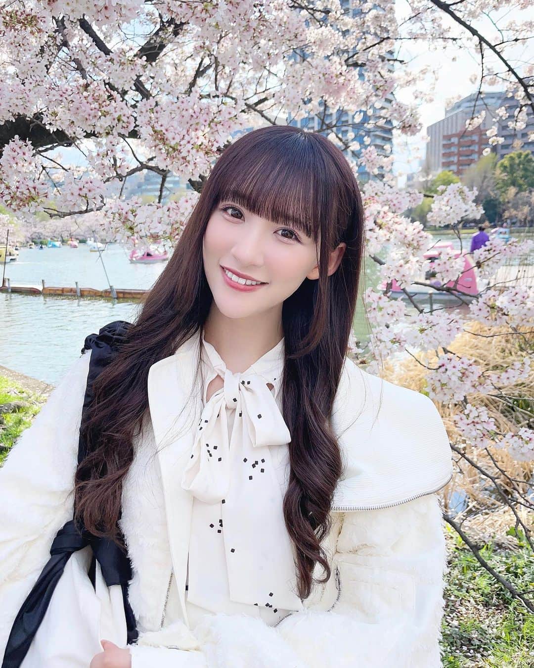 音嶋莉沙さんのインスタグラム写真 - (音嶋莉沙Instagram)「この桜の背景が綺麗すぎた…✨」4月5日 21時12分 - otoshima_risa
