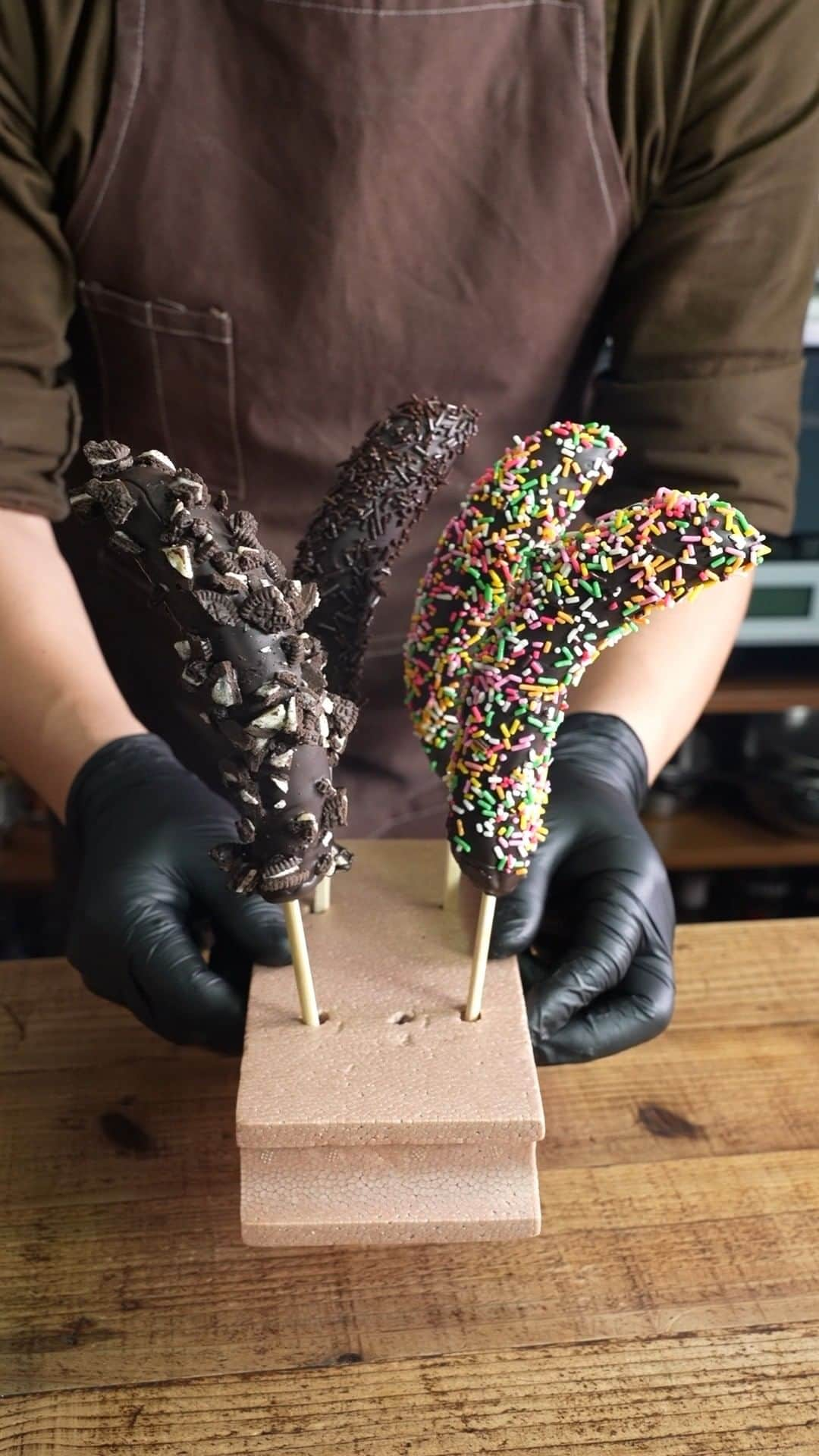 チョコレートカカオのインスタグラム：「Chocolate-covered Banana 出店によくあるチョコバナナ  YouTube https://youtube.com/shorts/7mFyxGhYo5c  Cacao ! ∴∵ゞ(´ω`*) ♪  This time we made chocolate covered bananas. In Japan, you can often see them at food stalls, but it is rare to make them at home. May the cacao be with you !  [Ingredients] (Amazon Associate link) Banana Coating chocolate（パータグラッセ） https://amzn.to/3GbZ6eU Chocolate 5 colors spray https://amzn.to/40DvBdP  #Youtube #youtuber #ASMR #foodie #chocolate #foodpics #instafood #dessertporn #foodporn #レシピ #スイーツ #yummy #recipe #patisserie #recette #手作りお菓子 #video #cooking #banana #chocolatebanana #チョコバナナ #oreo #オレオ #パータグラッセ #colorful」