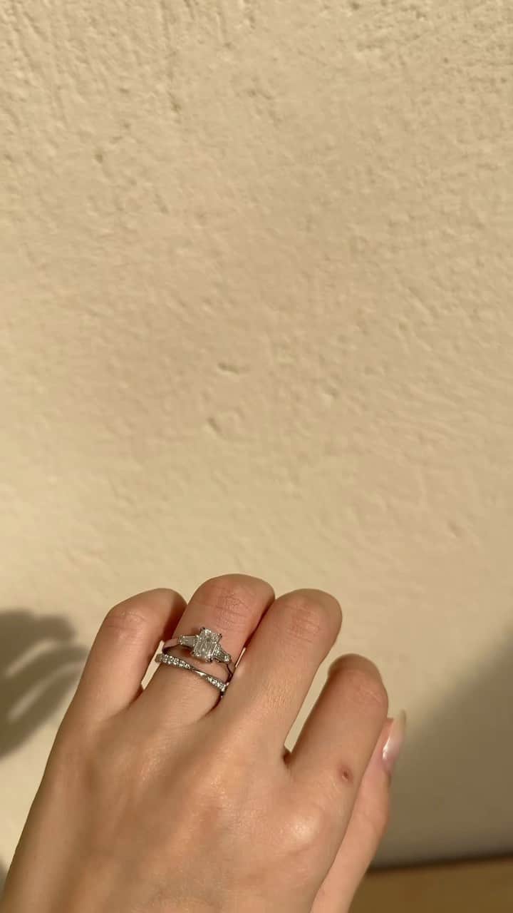 りこのインスタグラム：「宝物💍🤍  #入籍 #ウェディング #婚約指輪 #結婚指輪 #marriedrings #engagementring #wedding」