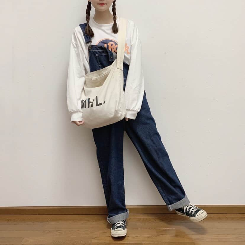 みさねしふくさんのインスタグラム写真 - (みさねしふくInstagram)「春に欲しい！オーバーオール👖ㅤ 参考になったら保存すると後から見やすいよ👉🏻👉🏻ㅤ ㅤ オーバーオールは1枚でお洒落に見せられるし体型カバーにも使えるからおすすめ🫶🏻ㅤ ㅤ 今の時期はスウェットやブラウスと合わせて夏はTシャツに合わせるのが定番かも🌻ㅤㅤ ㅤ ㅤ ㅤ  #プチプラ #プチプラコーデ #重ね着 #プチプラファッション #コーデ #grl購入品 #グレイル購入品  #カジュアルコーデ  #grlコーデ #韓国ファッション #ゆるコーデ #オーバーサイズ #grl #ガーリー #着回し #今日のコーデ #ファッション  #オーバーオール #ガーリーコーデ #春コーデ #おでかけコーデ #グレイル #きょコ #패션 #데일리룩  #スウェットコーデ #春服コーデ #春服」4月5日 21時07分 - misaneshifuku