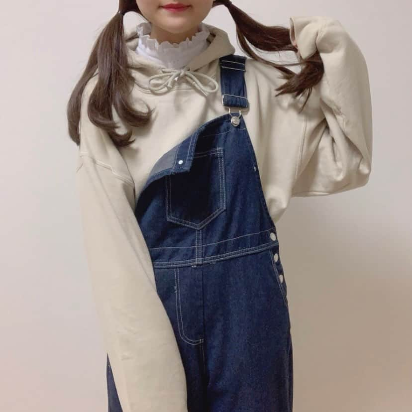 みさねしふくさんのインスタグラム写真 - (みさねしふくInstagram)「春に欲しい！オーバーオール👖ㅤ 参考になったら保存すると後から見やすいよ👉🏻👉🏻ㅤ ㅤ オーバーオールは1枚でお洒落に見せられるし体型カバーにも使えるからおすすめ🫶🏻ㅤ ㅤ 今の時期はスウェットやブラウスと合わせて夏はTシャツに合わせるのが定番かも🌻ㅤㅤ ㅤ ㅤ ㅤ  #プチプラ #プチプラコーデ #重ね着 #プチプラファッション #コーデ #grl購入品 #グレイル購入品  #カジュアルコーデ  #grlコーデ #韓国ファッション #ゆるコーデ #オーバーサイズ #grl #ガーリー #着回し #今日のコーデ #ファッション  #オーバーオール #ガーリーコーデ #春コーデ #おでかけコーデ #グレイル #きょコ #패션 #데일리룩  #スウェットコーデ #春服コーデ #春服」4月5日 21時07分 - misaneshifuku