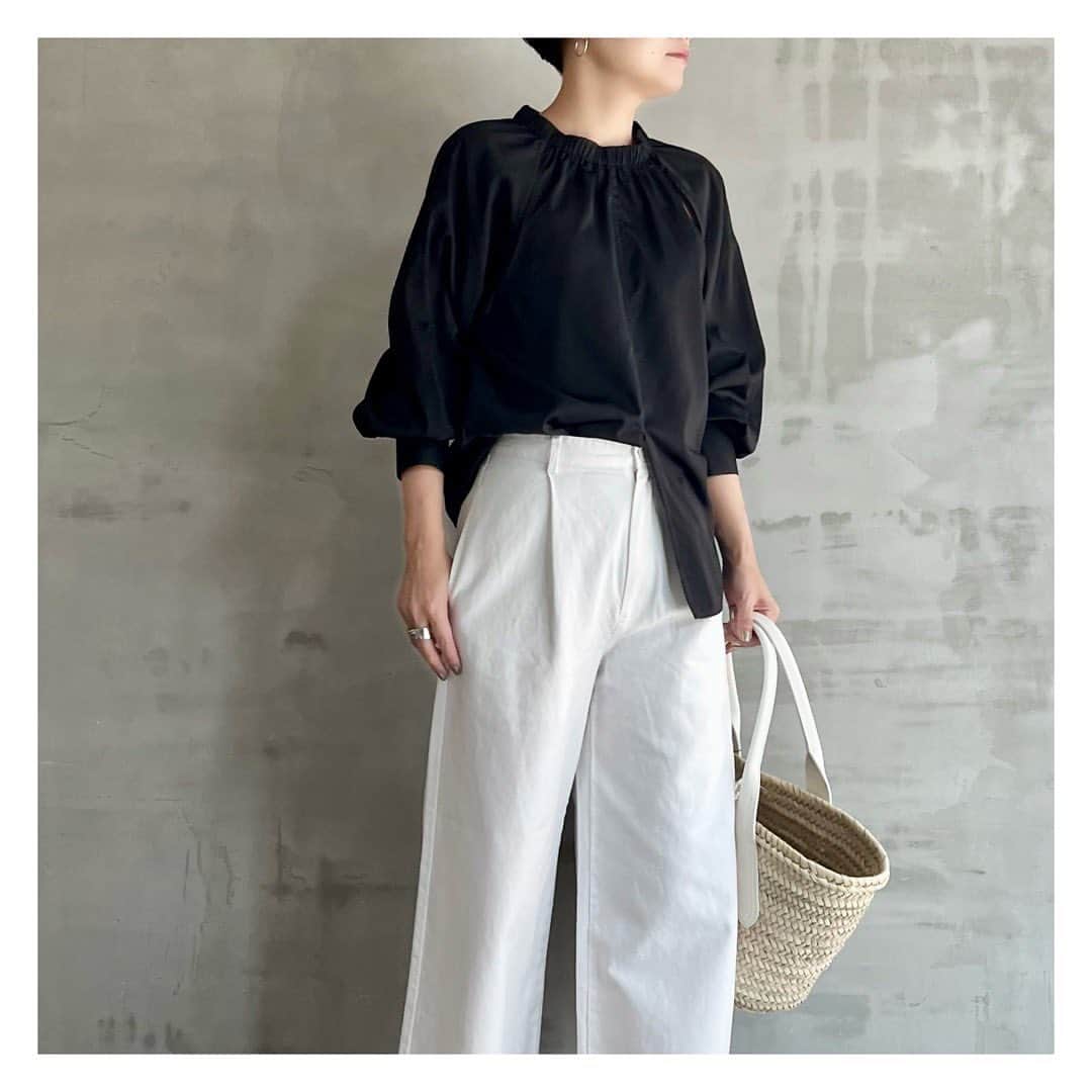 エリオポールのインスタグラム：「2023 Spring Collection  Blouse  17.600yen / HÉLIOPÔLE   Ref: 13003023037HN Color: Gray check. Black Siz: 38  Skirt  20.900yen / HÉLIOPÔLE   Ref: 13003024067HN Color: Gray check. Black Siz: 36. 38  店舗にてお電話による通販対応も承っております。  HELIOPOLE代官山店  03 3770 6438  HELIOPOLE 札幌店  011 209 5455  HELIOPOLE 広島店  082 542 7033   @heliopole_official #HELIOPOLE  #エリオポール」