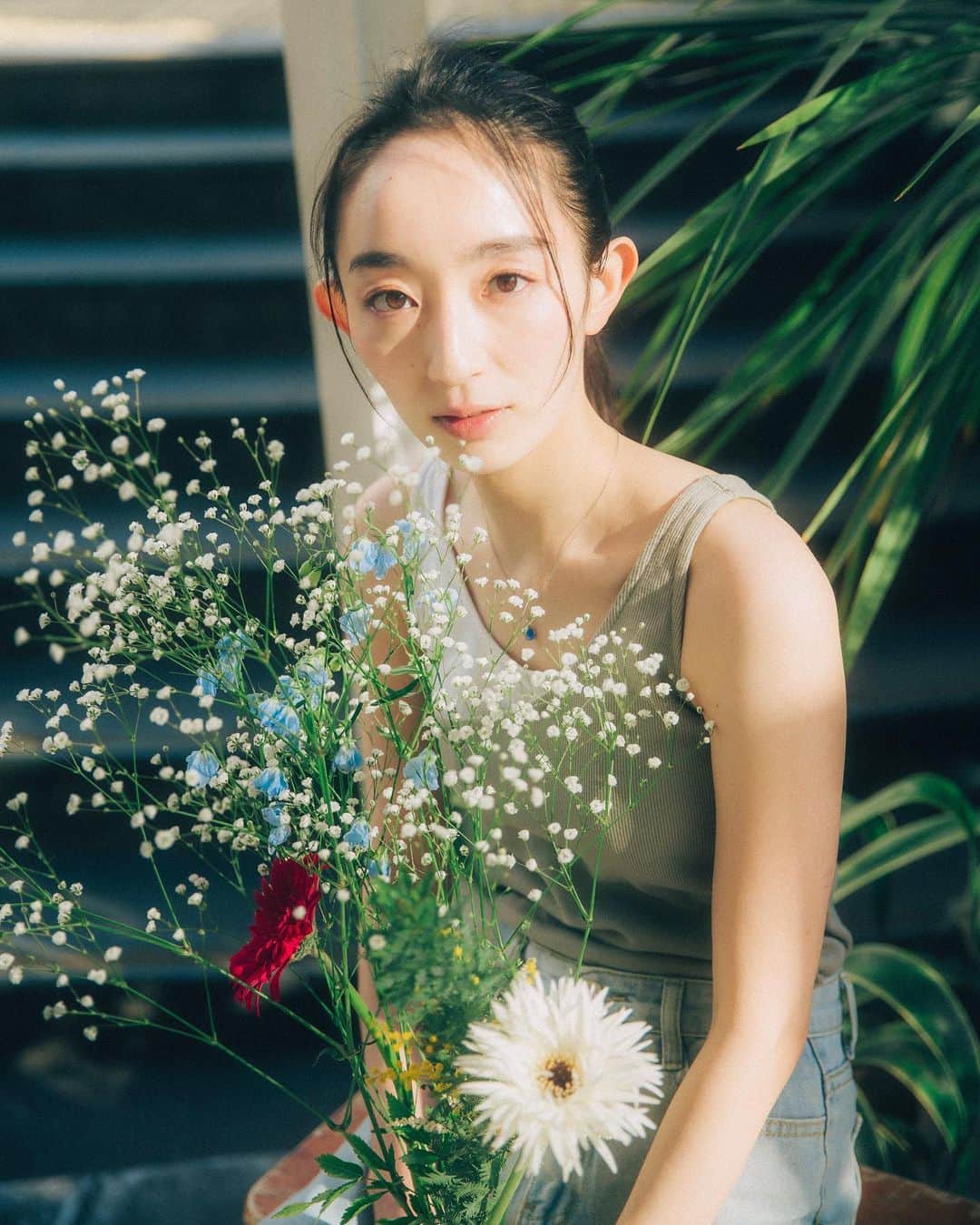 辻祐香のインスタグラム：「. めちゃうぶうぶな写真撮れました。 (自分で言ったらおしまい)  最近、人生観みたいなのを人と話す機会が多くて、執着を手放した瞬間のあの軽さって何にも代え難いよね、とか気づいたら話してる日々。  大人になったのか、 それとも生まれた瞬間に近づいているのか。  富士山登っても、景色は同じでも、一人一人目に映るものも心に残るものも違うから、なんかそういう作品を作りたいなって最近ずっと思ってる。  うぶな姉ちゃんは、数年前の自分からしたら想像できないくらい幸せで、楽しく毎日を過ごしておる。  なんて思った今日。  #ひとりごと #作品撮り #役者 #ものづくりが好き」