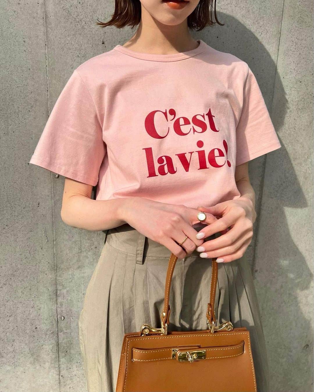はれこのインスタグラム：「SLOBE IENAの新作Tシャツ🩷  昨日ストーリーズにピンクの写真を載せたらめちゃくちゃリアクションがありました🥹 もうすぐ登場予定なので、 商品ページが公開されたらお知らせしますね🤍🪽  来週も新作の撮影があるのでまた色々載せます✌🏻🩷  -  @slobeiena  no.23070912408020 ⇨4/8予約スタートしました🫶🏻  -  #slobeiena  #スローブイエナ #tシャツコーデ  #tシャツ女子  #春服コーディネート  #春のコーデ」