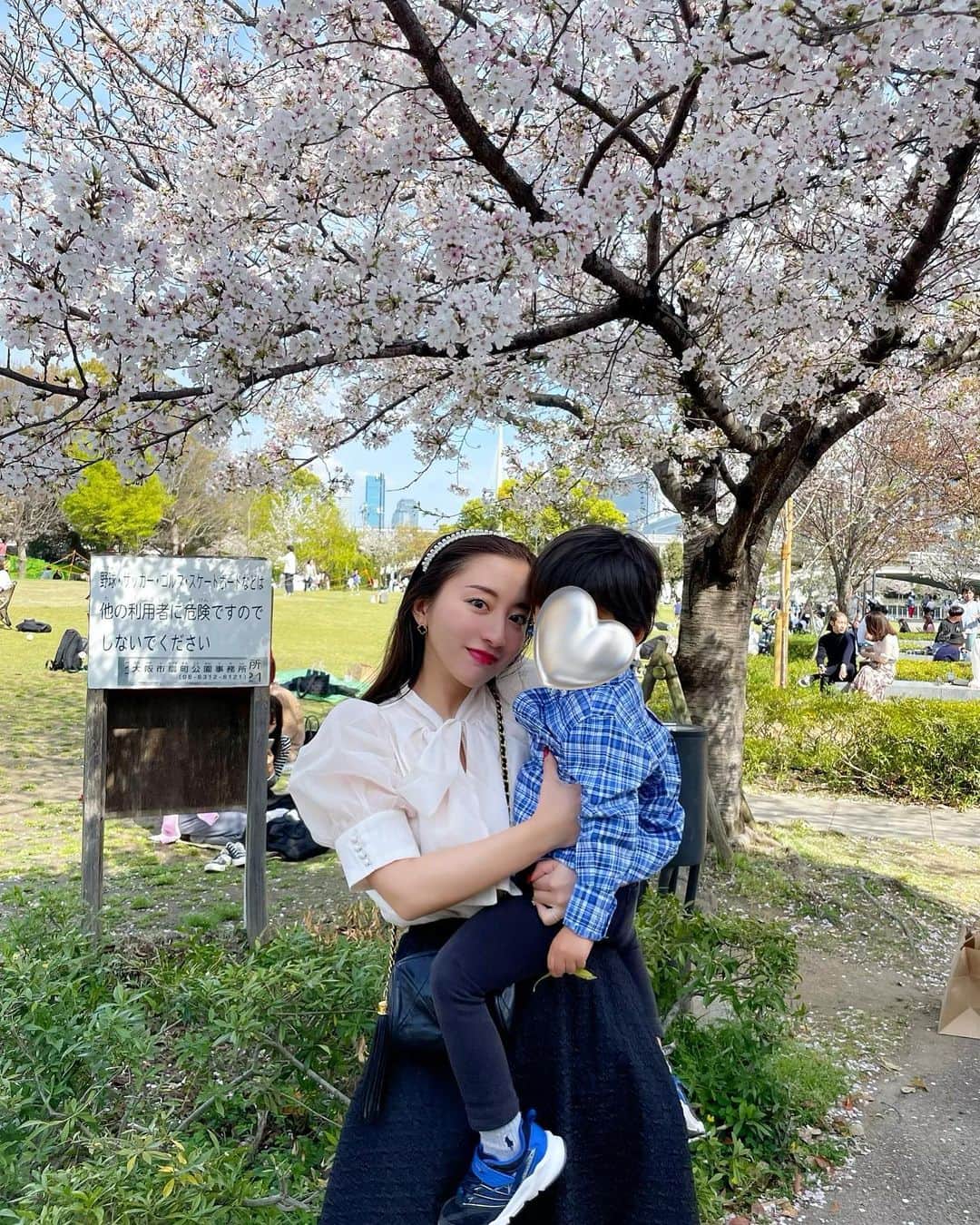 のインスタグラム：「家族でお花見day🌸🌸🌸 ヘルシーお弁当とティーソーダと ケーキをテイクアウト🥡 のんびり桜見ながらしたいな〜と 思ってたのに 30分でお花見はもたず 結局遊具のある公園へ移動して ストライダーもな日。🚲😂  さてさて 最近の美容のお話♡。  @myplacebeautyclinic で @dr.yu_yagi_dermatology 先生に ショッピングリフトを してもらいました🌸☺️ 今実は超絶太ってるのですが このおかげで顔はシュッと なったような気がするので 喜んでます☺️💕  する前は3枚目4枚目なのだけど なんかモタついてるのわかりますか🤔？？  他にも美肌スペシャルとか 気になるのがたくさんだったので また行きたいなー☺️✨ クリニックも綺麗でした✨  お洋服は （一枚目） ブラウスは　@flelile_official  スカートは @lilirena_ でした♡  息子のブラウスは おNEWの母にもらったラルフのもの❣️  #ママコーデ #低身長コーデ #153cmコーデ #chanel #sakura #桜 #お花見」