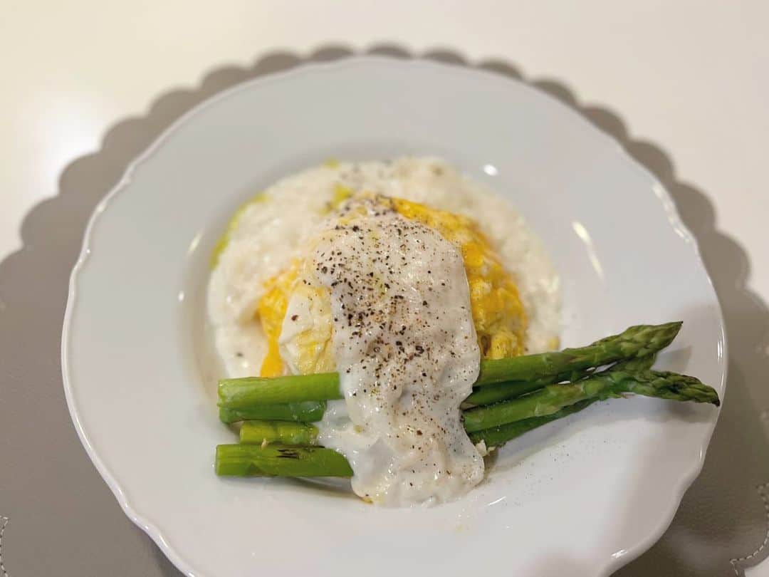 村上沙織さんのインスタグラム写真 - (村上沙織Instagram)「家族全員メインがバラバラの今日の晩御飯。我が家ではあるあるです。  今日はミートソースと帆立の豆乳クリームソースを作ると決めていて、それをどう食べたいかはご注文頂いてから作ります。笑 主人はオムライス的なのがいいなあってオムライスの卵の中のライスまで作らないといけない一番手間がかかるメニュー。ちなみに中身はブラックマッシュルームとエノキとコーンのバターライスになりました。トリュフオイルを少しかけて美味でした♡  長男はチーズミートパスタ。次男はホワイトもミートも使ってドリアでした♡  ちなみに私はお豆腐ステーキにミートソースとクリームソースとチーズをのせただけのやつに大好きな岡山の晴苺🍓　お母さんが買ってきてくれてから大好物♡ #おうちごはん#mamalife」4月5日 21時09分 - rosysaorimonster
