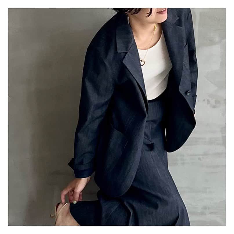 エリオポールのインスタグラム：「2023 Spring Collection  the Ellison JK(CHANBRAY DENIM)  36.300yen / HÉLIOPÔLE   Ref: 13003013012HN Color: Indigo Siz: 36. 38  Skirt  25.300yen / HÉLIOPÔLE   Ref: 13003014067HN Color: Indigo Siz: 36. 38  店舗にてお電話による通販対応も承っております。  HELIOPOLE代官山店  03 3770 6438  HELIOPOLE 札幌店  011 209 5455  HELIOPOLE 広島店  082 542 7033   @heliopole_official #HELIOPOLE  #エリオポール」