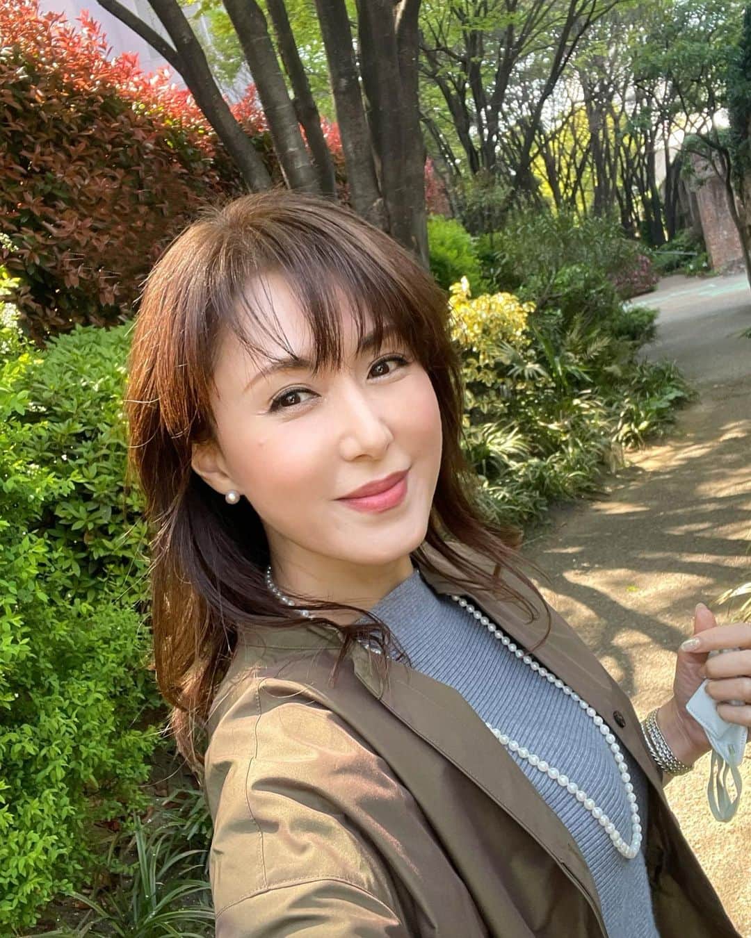 Yuuのインスタグラム：「♡ 先日のお散歩 最近お気に入りのコース🍀  大阪は都会に緑が少ないから 梅北ヤードが整備されるのが楽しみです  #散歩 #森林浴   Enjoy tha rest of your night.  🦋悠々凜々🦋  #笑うかどには福来たる #around50 #今日1日を大切に　 #アラフィフ　 #大人女子 #セルフィー #smile  #selfy   いつも沢山の👍いいね📝&コメント 本当にありがとうございます  とても癒されてます💓」