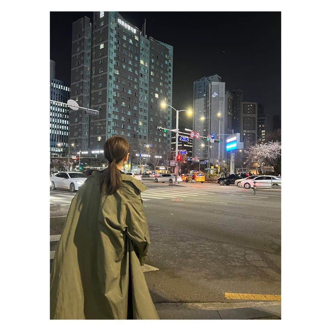 megumi matsuoのインスタグラム：「… ホテルは『るるぶ』の裏表紙に載ってたw Roynet Hotel Seoul Mapo  日経ホテルだから日本語w コンセントもそのまま使えた♬ お風呂もトイレとセパレートされてて広々だったよ  最寄駅は孔徳駅 空港から各駅停車で一本 地上に上がるまでが長かったけどw 5線路あったから どこにでも行きやすかったよ  3月29日　初日 部屋で少し休んだあと 夕方からホテルの周りを探索 賑わってるお店を見つけてデジカルビを堪能♡ 伝票を翻訳して英語でオーダー なんとかなるよねww  予定を立てずに渡韓したから その日の終わりに 次に日の予定をざっくり立ててた  #春休み#家族旅行#韓国#渡韓#ソウル#麻浦#デジカルビ#韓国料理#ママ#ママライフ#3児ママ#アラフィフ#40代」