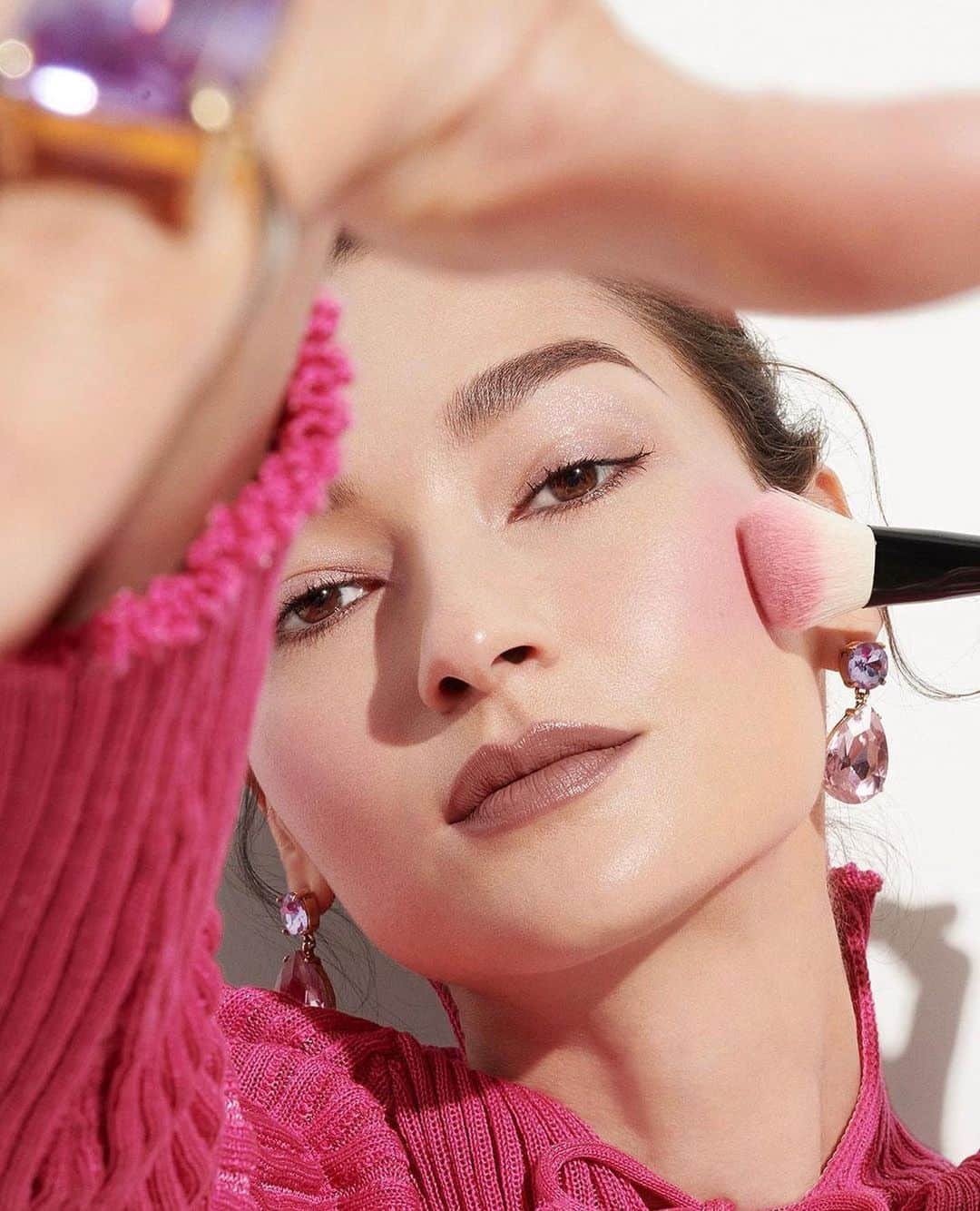 ブルーナ・テノリオのインスタグラム：「New for @bobbibrown 🌸 MUA: @nikkideroest」