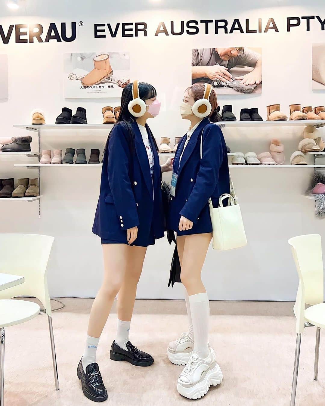 中島奈津希のインスタグラム：「👗👔👖👟🧢🛍️ ⁡ ⁡ ⁡ 奇跡的に双子になりました👩🏻‍🤝‍👩🏼笑 ⁡ ⁡ ⁡ ⁡ 今日は、 日本最大のファッション展 ＂FaW TOKYO (ファッションワールド東京)【春】＂ @fashionworld_dg  に姉妹で参加してきたよ👩🏻‍❤️‍👩🏼 ⁡ ⁡ ⁡ ⁡ FaW TOKYOは、 最新のサスティナブルファッションやアパレル、バッグ、シューズ、アクセサリー、生地、素材などを扱う企業750社が世界中から出展してるの！ ⁡ ⁡ ⁡ ⁡ 今回は公式アンバサダーとして各ブースをまわったのだけど ⁡ サスティナブルファッションのブースでは 廃棄されたビニール傘で作ったバッグ👜💐 魚の鱗や貝殻、海岸に放置されたペットボトルなどを再利用して作られたルームウェア🌜など お洒落でかわいいサスティナブルファッションが多く展示されていたよ！ ⁡ 各ブースで企業の方々が商談していたり、 ブランドの想いや商品ができる過程など直接お話が聞ける貴重な機会でした。 ⁡ ⁡ ⁡ ⁡ ⁡ ⁡ ⁡ 見たことがある海外ブランドも出展されていたのだけど ⁡ @hipandajapan_official  ⁡ @pasquiton_japan  ⁡ @everau_official  イヤマフをつけさせていただいたら 双子ちゃんになりました👩🏻‍🤝‍👩🏼笑 (ジャケットは偶然。笑) ⁡ ⁡ ⁡ ⁡ 最後の写真は会場でいただいたノベルティたち🌿 ⁡ 日々何気なく見ているアイテムが また違う角度で見ることができて貴重な時間でした👀✨ ☁️☁️☁️☁️☁️☁️☁️☁️☁️☁️☁️☁️☁️☁️ #PR#fawtokyo#FaWTOKYO_spirit#デジタルファッション#サステナブルファッション#フェムケア#メタバース#サステナブルコーデ#サステナブル#ファッションワールド東京#fashionworldtokyo」