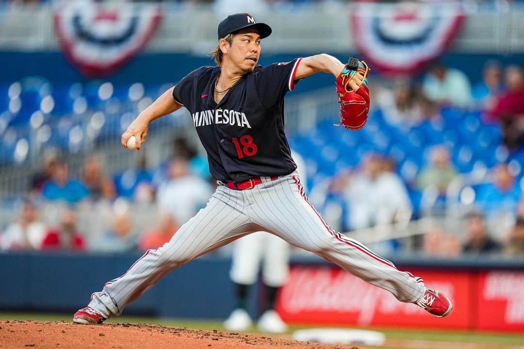 前田健太のインスタグラム：「It sure feels good to be back!  My deepest appreciation to all that supported me though this long journey.  I’m beyond excited to compete again!  591日ぶりにメジャーリーグのマウンドに戻ってくる事が出来ました。 この期間いつも以上にサポートしてくれた家族に感謝。。 今日の登板も応援に来てくれ、久しぶりの投げている姿を見せられる事が出来ました！ そして、リハビリに携わって頂いたすべての方々に感謝。 復帰を信じてくれていたファンの方々や関係者の皆様に感謝。  たくさんの想いを持ち今日のマウンドにあがりました。  今日のマウンドは特別でした。 いつもより少し緊張もしたし 力が入りすぎたところもありました。 無事に復帰出来た事にホッとした気持ちです。 また次の登板に向けてしっかりと調整したいと思います。 次は久しぶりの勝ち星を！  ご声援ありがとうございました。 引き続き応援よろしくお願い致します🙇‍♂️  #トミージョン手術  #591日ぶり #メジャーリーグ #マウンド #感謝」