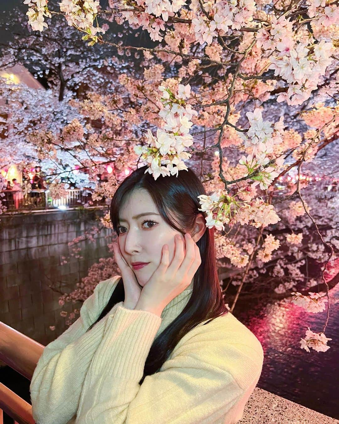 日下部美愛のインスタグラム：「🌸⁡ 桜の写真続いちゃった⁡〜許されたい もう桜もだいぶ散ってきちゃって寂しい ⁡新年度みんなどう？？ 私は稽古頑張っております！！ まだ人見知りしてしまってるので写真はありません！！！ 明日は早速1幕と2幕通すらしい、どきどき 明日も頑張ろうね〜！！ ⁡ #桜 #中目黒 #中目黒桜 #黒髪 #黒髪ロング  #動漫 #粉我 #角色扮演 扮演 #时装 #时装模特 #自拍 #instagood #followforfollowback #japan  #idol #followme」