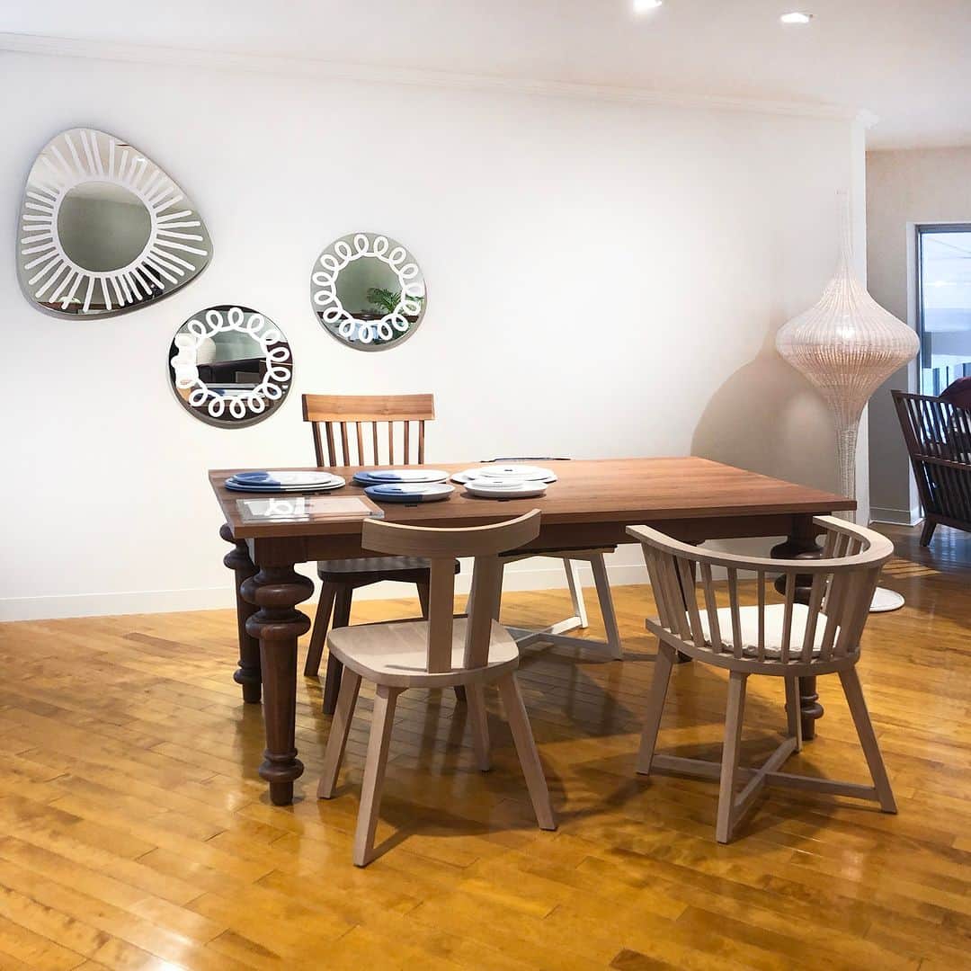 GERVASONI JAPAN / ジェルバゾーニ ジャパンのインスタグラム：「【 Products 】  Table：GRAY34 バリエーションは下記となります。 天板： ウォールナット(ナチュラル)・オーク(ブリーチ/ホワイト/グレー/ブラック/オーシャン/ダブグレー)・ホワイト大理石 脚部： ウォールナット(ナチュラル)・オーク(ブリーチ/ホワイト/グレー/ブラック/オーシャン/ダブグレー)・ホワイト大理石・セラミック・アルミニウム  Chair：GRAY21/23/24 バリエーションは下記となります。 ウォールナット(ナチュラル)・オーク(ブリーチ/ホワイト/グレー/ブラック/オーシャン/ダブグレー)  Lamp：SPIN バリエーションは ナチュラル/ホワイト/グレー/ブラック/オーシャン/ダブグレーの6種類ございます。 仕様：E26　白熱球（60W※Sサイズのみ40W・LED可）　 フットスイッチ式  Mirror：BRICK98/99 ※要下地施工工事必要  【 お問い合わせ 】 GERVASONI TOKYO tel : 03-5962-6477 mail : info@gervasoni.jp 営業時間 : 11:00 ～ 20:00  . . . #gervasoni #gervasoni1882 #gervasonitokyo #paolanavone #luxuryfurniture #interiordesign #interiorstyling #furniture #ジェルバゾーニ #インテリア #インテリアショップ #インテリアコーディネート #デザイン #照明 #チェア #レイアウト #Aoビル #表参道」