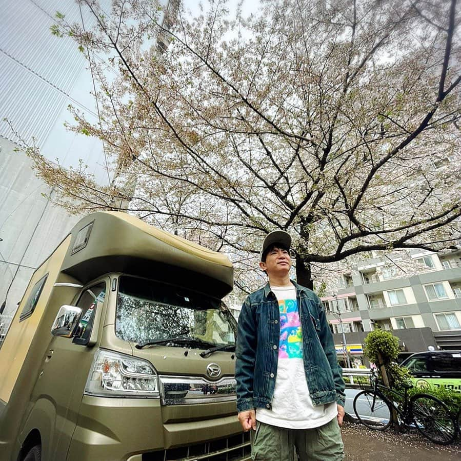 濱口優のインスタグラム：「#濱口優と秘密基地 #YouTube #キャンピングカー #お花見 #桜 #キャンピングカーでお花見」