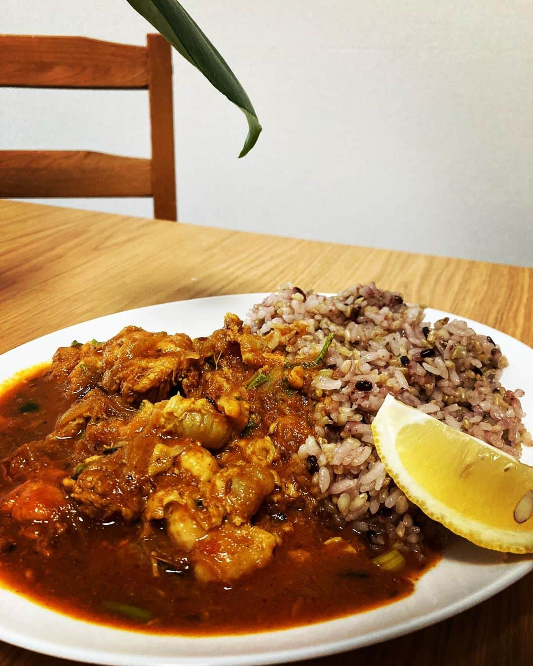 野沢春日のインスタグラム：「とり軟骨のパクチーレモンカレー🍛 仕上げに針生姜、パクチー、レモンを絞って皮も細かくして加えれば完成！ #男子アナごはん #野沢のグルメシリーズ #スパイスカレー #チキンスパイスカレー」