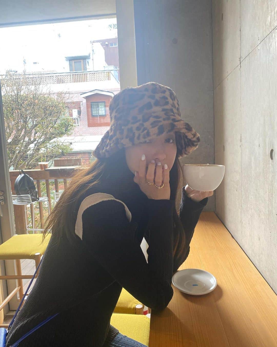 愛甲千笑美のインスタグラム：「☕️  👚 @tan_official_jp  🧢　@shein_japan  👖　@lecielbleu_official  👜　@zoff_eyewear」