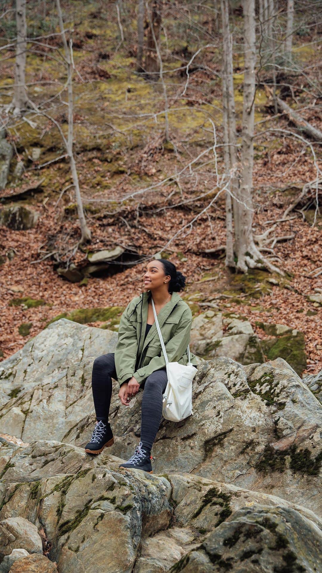 ハンターブーツのインスタグラム：「Tennessee ✈️ the Great Smoky Mountains with Jasmine Lewis (@j.xsmvne) and our new Travel Tote and Travel Explorer Boots.   Travel is individual and happens every day, everywhere. Our community shares their perspectives on exploration with our lightweight, easily packable and lower-impact #HunterTravelSeries   #StyledInHUNTER」