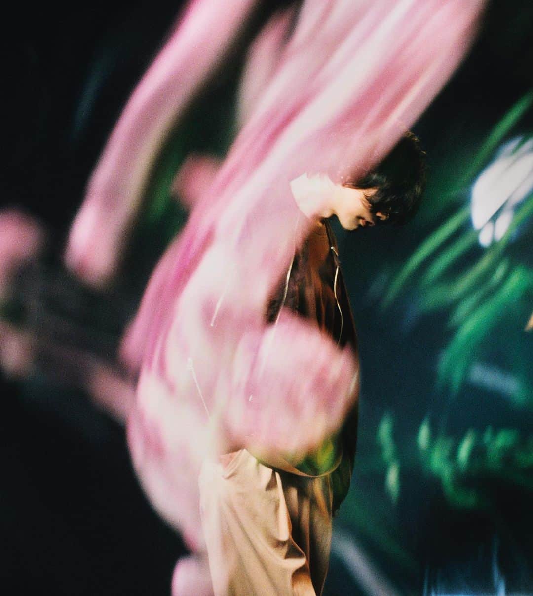 奥山由之のインスタグラム：「@hachi_08  #米津玄師 #kenshiyonezu #LADY  Stylist：Masataka Hattori @masataka_hattori Hair：HORI @hori_0227 Lighting Director：Koshiro Ueno Flower Artist：Yasutaka Ochi @ochiyasutaka」