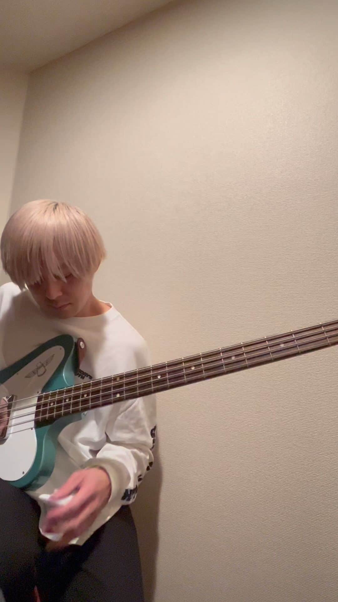 是永亮祐のインスタグラム：「きらきら系  #bass #bassist #bassplayer  #h90 #gibsonthunderbird」
