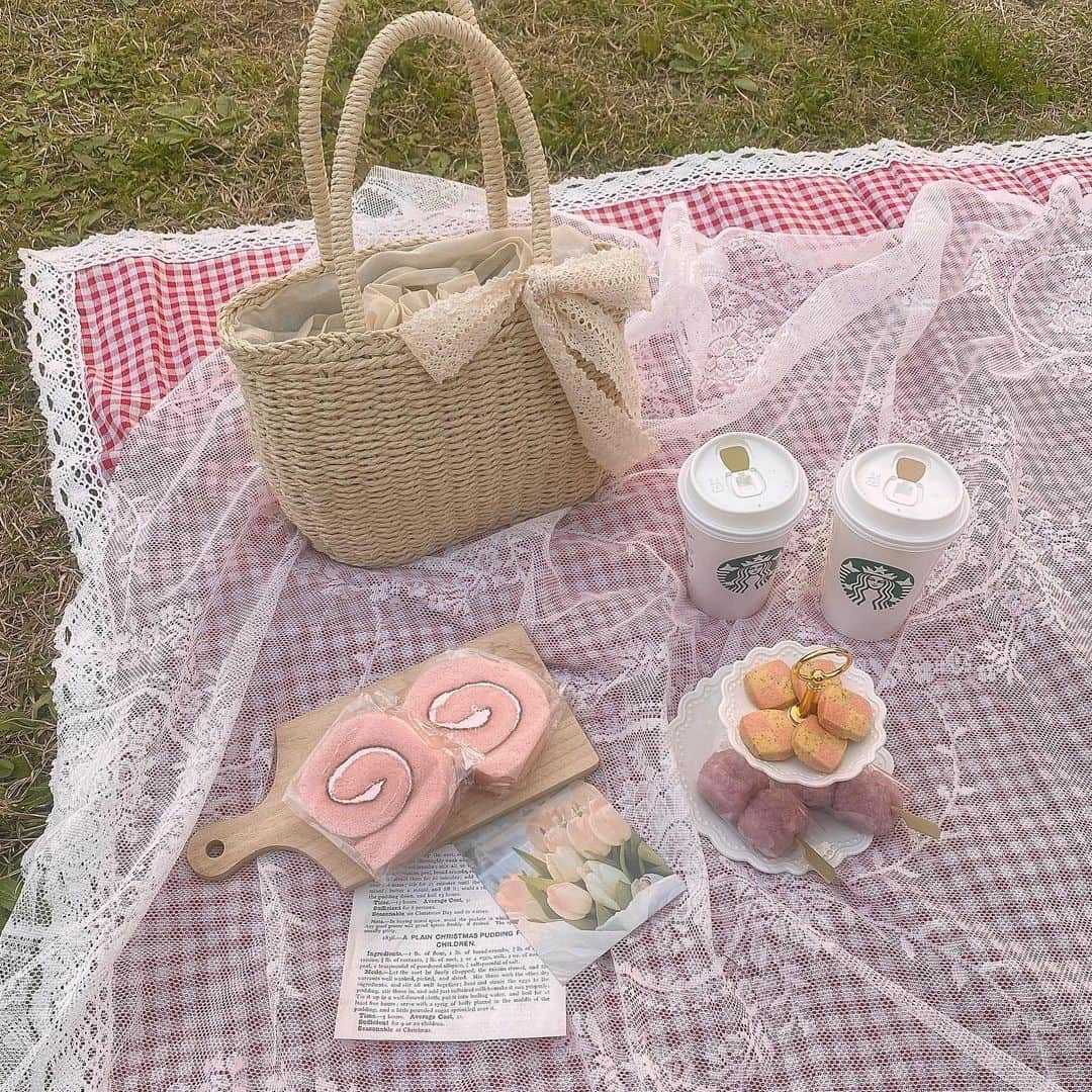 楠木しゅりさんのインスタグラム写真 - (楠木しゅりInstagram)「妹とお花見した 🍡♡  寒すぎてすぐ食べて片付けて屋台いった っ ̫ -˘  . . .  #お花見 #お花見コーデ #お花見スポット #おしゃピク #ピクニックコーデ #ピクニック #おしゃれピクニック #spring #イエベ春 #shein購入品 #桜 #桜スイーツ #無印良品購入品 #grl購入品 #grlコーデ #デニムコーデ #カーディガンコーデ #ピンクコーデ #春コーデ #春アウター #自撮り女子 #今日のコーデ #いいね返し #ootd #japanesegirl #instagood」4月5日 21時32分 - kusunoki_shuri