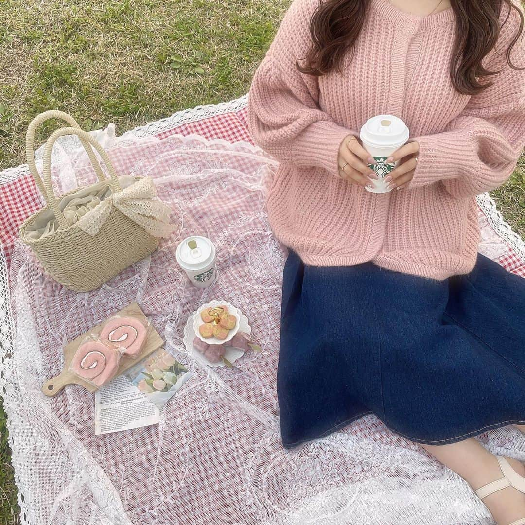 楠木しゅりさんのインスタグラム写真 - (楠木しゅりInstagram)「妹とお花見した 🍡♡  寒すぎてすぐ食べて片付けて屋台いった っ ̫ -˘  . . .  #お花見 #お花見コーデ #お花見スポット #おしゃピク #ピクニックコーデ #ピクニック #おしゃれピクニック #spring #イエベ春 #shein購入品 #桜 #桜スイーツ #無印良品購入品 #grl購入品 #grlコーデ #デニムコーデ #カーディガンコーデ #ピンクコーデ #春コーデ #春アウター #自撮り女子 #今日のコーデ #いいね返し #ootd #japanesegirl #instagood」4月5日 21時32分 - kusunoki_shuri