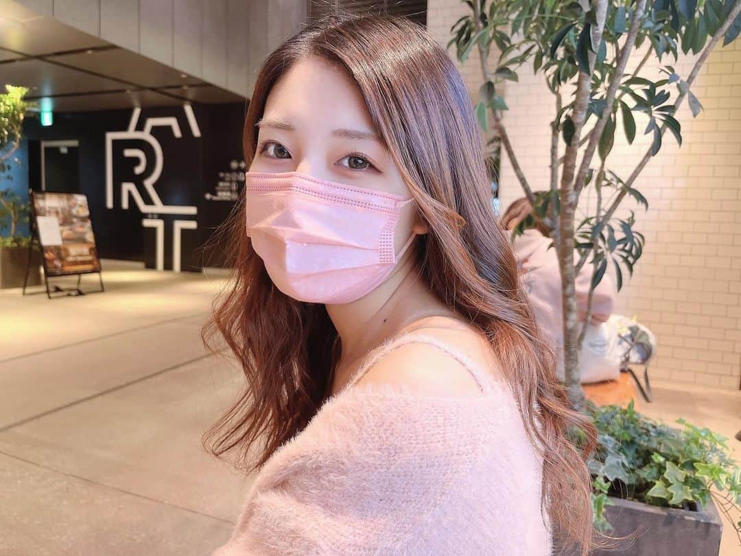 のインスタグラム：「. 4月の出勤日🧜‍♀️ 9.15.23.26.29です( ⍥ ) システムと詳細はハイライトに!!  久々に前髪流してみたの日でした☺︎髪の毛、何ヶ月も染めてない!!このまま全部地毛目指すかー？🤔  #出勤日 #歌舞伎町 #スナック」