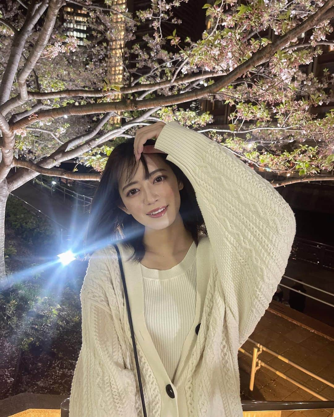 佐藤絵里香のインスタグラム：「.  えりかとさくら見に行こ？、🌸  . . #桜 #🌸 #夜桜ライトアップ #アイドル #followme #japanesegirl #撮影会 #被写体   いつもいいねありがとう❤︎」