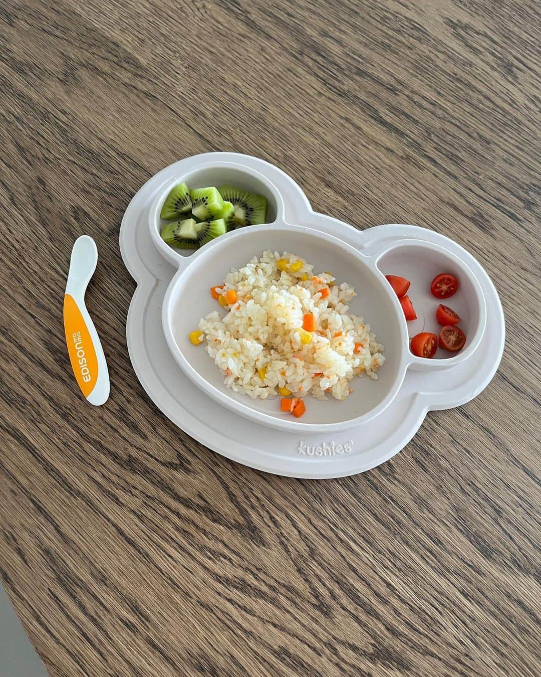 HISANAのインスタグラム：「レシピ知りたいとたくさんDM来ていたので、サーモンピラフの作り方🐟  材料 ・サーモン　柵なら4cmぐらい　4〜5切れ ・玉ねぎ　1/4 ・コーン　好きなだけ ・にんじん　2〜3cm ・お米　1合 ・水　200ml  お米を研いでお水を入れて具材全て入れて炊くだけ楽ちんです🫶 きのことかも入れてもいいし、お好きな材料で🫶  軟飯のお子様には450mlぐらい 5倍がゆなら750mlぐらいをおかゆモードで炊いてあげてね🍚💓  #1歳女の子#1歳4ヶ月#ママライフ#女の子ママ#子育て#育児記録#海外移住#フィリピン移住#フィリピン#マニラ#海外子育て#16months#離乳食完了期#離乳食レシピ#すずちゃん離乳食」