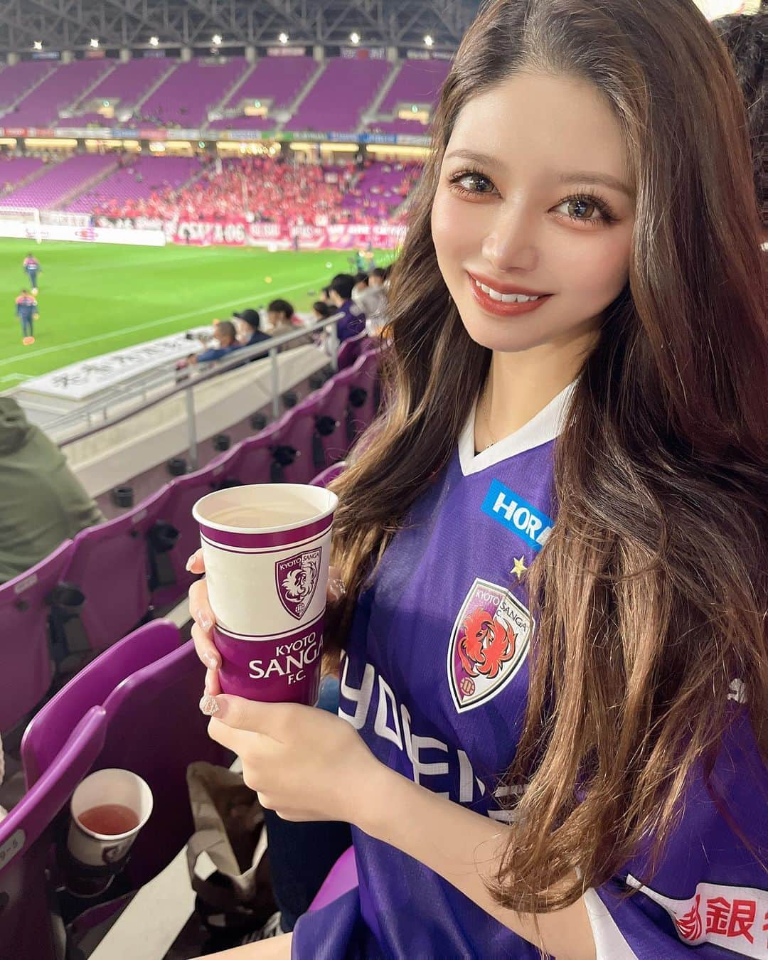 マリナのインスタグラム：「友達に誘われて #京都サンガ vs #セレッソ大阪 ⚽️ ⁡ サンガ4点入れてためっちゃ楽しかった💜  ユニも友達の借りた笑🫡💜💜 ⁡ やっぱ生観戦はたのしー⚽️♡ 嫌なこと忘れて楽しみました✴︎ ⁡ ⁡ ⁡ ⁡ #jリーグ #ルヴァンカップ #サッカー #サンガ #京都 #大阪 #ユニフォーム  #ユニフォーム女子  #サッカー女子 #スポーツ観戦 #サロモ #関西サロモ #サロンモデル #京都サロモ #カラコン #マツエク」