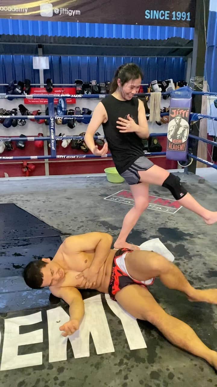 壽美のインスタグラム：「Technical lesson time. @daydodden and @tontonton777 K-1 fighter from Japan  #jittigym #jittigymacademy #muaythai #fighter #bangkok #thailand #workout #muaythaigym #nakmuay #bjj」