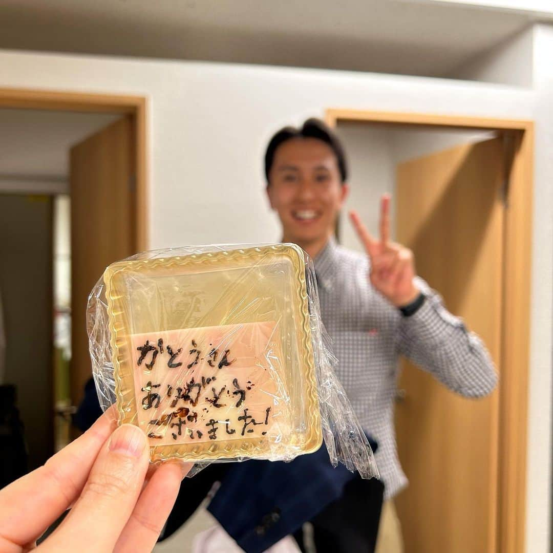 加藤沙知さんのインスタグラム写真 - (加藤沙知Instagram)「澁谷くんから感謝チョコレートを頂きました。  ん？ 今日？ なんだっけ？ 私、何かしたっけ？笑  ま、いっか♪ ありがとう澁谷氏🤭  自宅に持って帰ったら、ちょいと字が潰れた。 ごめん澁谷氏🙇‍♀️  #チョコレート#chocolate  #たぶんこのチョコレートは #2022年度の締めくくり #澁谷くんの番組卒業に際して #パティシエさんに習って作ったメッセージチョコ #新年度始まってる!!  #ははーんさては 笑 #渡し忘れたな笑 #しかも手渡してくれたのはゆめちゃん笑 #でもありがとう😊」4月5日 21時36分 - mrt.kato