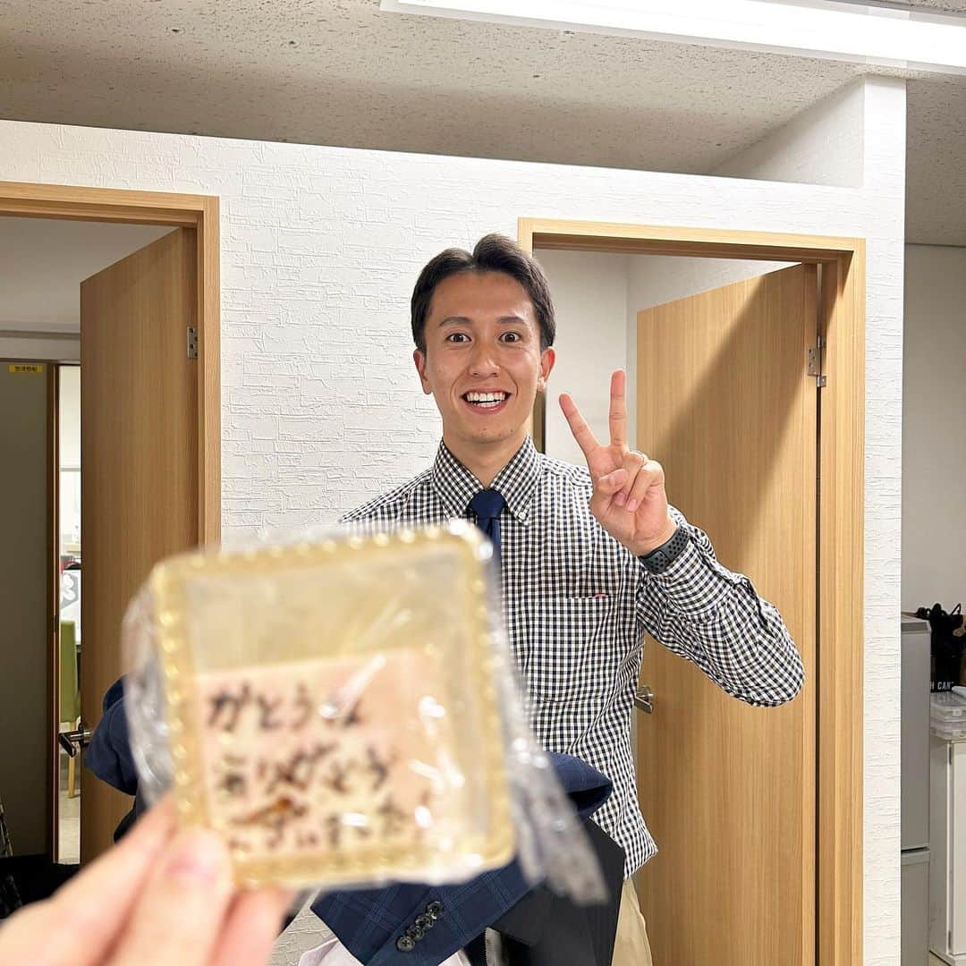 加藤沙知さんのインスタグラム写真 - (加藤沙知Instagram)「澁谷くんから感謝チョコレートを頂きました。  ん？ 今日？ なんだっけ？ 私、何かしたっけ？笑  ま、いっか♪ ありがとう澁谷氏🤭  自宅に持って帰ったら、ちょいと字が潰れた。 ごめん澁谷氏🙇‍♀️  #チョコレート#chocolate  #たぶんこのチョコレートは #2022年度の締めくくり #澁谷くんの番組卒業に際して #パティシエさんに習って作ったメッセージチョコ #新年度始まってる!!  #ははーんさては 笑 #渡し忘れたな笑 #しかも手渡してくれたのはゆめちゃん笑 #でもありがとう😊」4月5日 21時36分 - mrt.kato