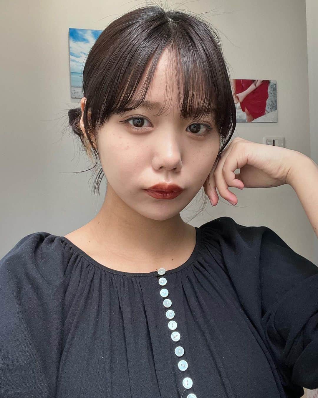 比嘉奈菜子のインスタグラム：「いつだって寛容な穏やかな人間でありたい、 好きな人達には嫌われたくないから でも上手くいかない時の方が断然多くて 上手くいかない時、皆さんはどうしてますか 私はすぐ音楽に頼ってしまいます それくらい私の中のプレイリストは大切なもの。です。  関係ないんですけど、久々に自撮りしたら盛れましたこの写真 だからたまには自撮りもあげちゃうもんね  ちゅらかーぎー通りまぁす、わら」