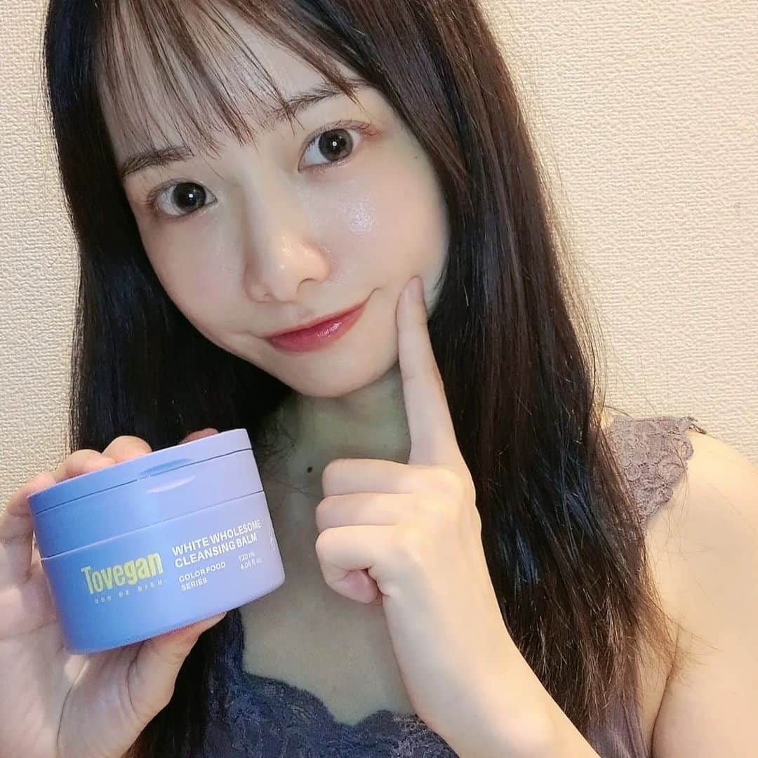 のインスタグラム：「本日、ヴィーガンブランドToveganのQoo10公式ショップがオープンしました✨ @tovegan.jp  是非皆さんにもToveganのことを知ってほしいので、KARAのギュリちゃんも愛用しているホワイトホールサムクレンジングバームを紹介！  W洗顔不要で肌にも環境にもやさしいクレンジングバームです！  濃いめのポイントメイクをした日にも使ってみたけど、スルスル落ちて洗いあがりもつっぱる感じがなくてお気に入り✨  皮脂や毛穴の黒ずみもディープクレンジングしてくれるみたいなので継続して使ってみます☺️  #Tovegan #クレンジングバーム #韓国コスメ #W洗顔不要 #ヴィーガンコスメ」