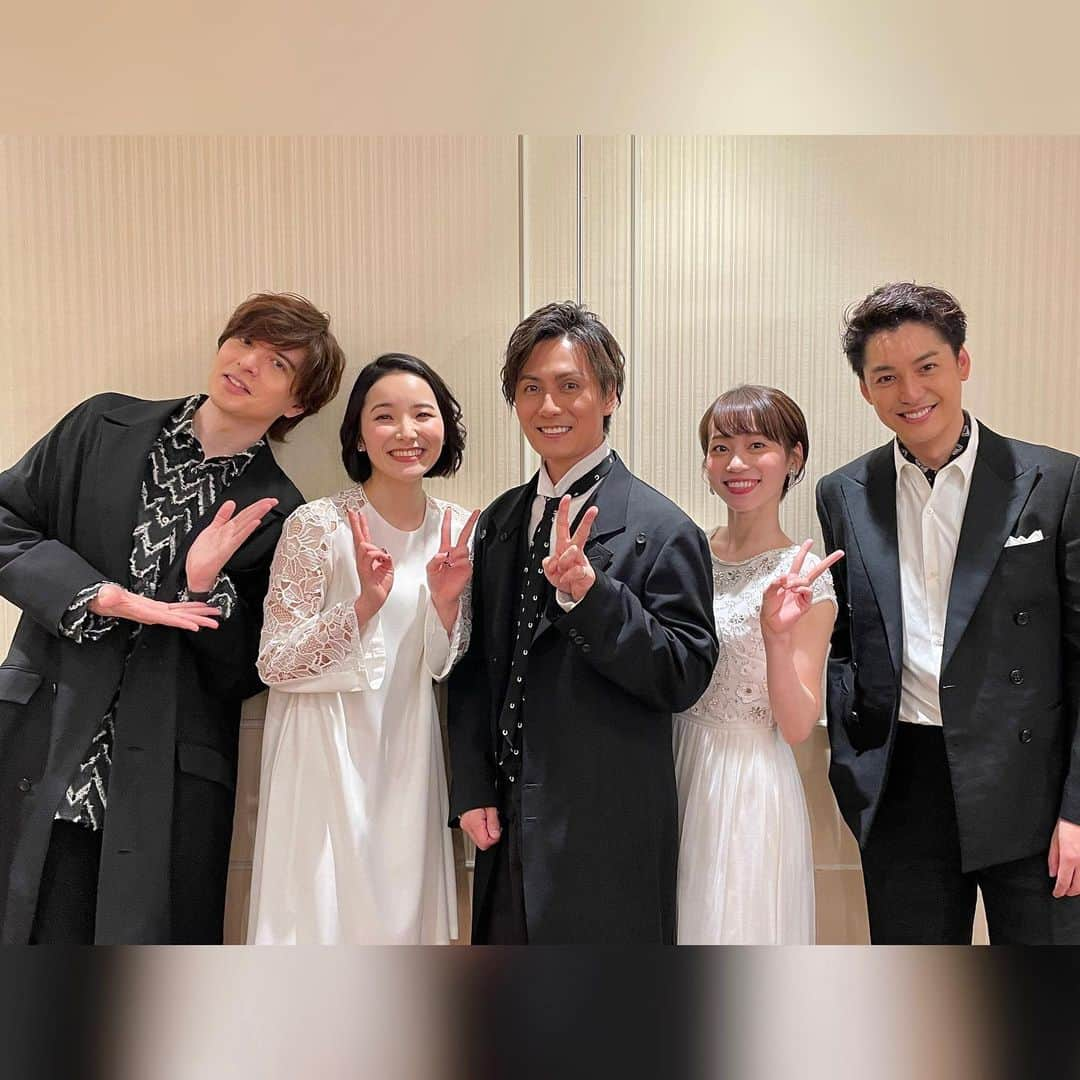 真彩希帆さんのインスタグラム写真 - (真彩希帆Instagram)「みなさま、こんばんは😌  今日はミュージカル「ファントム」の制作発表がありました🌿  ほぼほぼお話をしたことない方ばかりでしたが みなさん明るくて優しくて、 お稽古が始まるのがとても待ち遠しくなりました✨  saraちゃんとも ちょこちょこーっと話せたのが嬉しかったなぁ☺️❤️ おもしろ、きれいかわいくて これから色々なお話が出来るのが楽しみ‼︎💓  様々な媒体さんにも取材していただいたので、 またファントムへの意気込みが続々と出てくると思います😤🔥  ドレスはエリックの森や、可憐なブーケをイメージして ビジューでお花を描いたものにしました🕊️💛  ぜひ劇場でお待ちしております！  #ファントム #がんばるよ〜🔥  #城田優 さん #加藤和樹 さん #sara ちゃん #大野拓朗 さん  #明後日からは名古屋行くよ #ジキハイ #ルーシーちゃんが待っている🔥❤️  #真彩希帆」4月5日 21時47分 - maayakiho