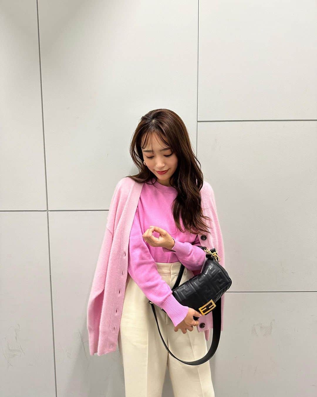 近藤千尋のインスタグラム：「ここ数日の載せてない写真祭り🤳💕笑 一枚目は桜を意識した春コーデ💓 @fendi   tommy誕生祭🎂をしたり。。❤️ もう何年目だろう😍 いつも本当にありがとうね💕🎂  新しいネイルはアイボリー💅✨ @tsubasa_by_dlaw.tokyo 🥰  夏っぽくしました🤍 @resalon.co.jp  では 髪の毛と顔にヒト幹細胞を…🫶🏻  そしてVERYの撮影オフショット！❤️ もうすぐ発売日だねぇ🥰  ママ友達と子供達とお花見したり🌸 鹿🦌とも会えたり  仕事して遊んであっという間の毎日だ🥹  明日も素敵な１日にしようね😍💓」
