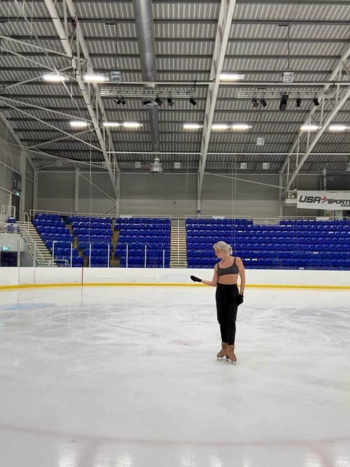 オリヴィア・スマートのインスタグラム：「Before I was ready to move onto the next thing in my life, I decided to take myself back to where it all began, in my home rink, just me and my headphones. I did this because it would be the last time I skate in that pair of skates and blades, which are definitely the most special pair I’ve lasted out thus far, due to the memories and experiences I’ve worn them through. From a unforgettable Olympic season to getting the show girl spray and winning dancing on ice.  I played a few of my favourite songs on this session, but this one stood out for me. From the car rides to sessions on the ice with @nilemw he introduced me to one of his favourite artists @ansonseabra which I can’t lie is not my cup of tea when it comes to music, but the way I saw Nile connect with the music and the lyrics.. I was sold. We originally wanted to use one of his tracks for our personal week skate on the show but that didn’t work out, so I decided to take one of the songs on, on my own and just feel. And skate.  So this one is for us @nilemw 🤍  But then I personally ended up resonating so much with the lyrics from my own journey.. A year ago today I was in a very very different place. I was lost, broken and confused, and today I feel bright, excited and hopeful, and the journey still continues, the self work and trying my best everyday is still a practise. But looking back at everything that happened, every big and little thing that had an affect, got me to where I am, who I feel I am today and who I want to become. The people, the lessons learnt, the adventures, the hurt, and the triumphs (no matter how big or small) I am all so grateful for.  So I’m starting my next chapter by writing a love letter to myself last year, ‘Dear 2022 Olivia Smart’ and thanking myself for everything that I overcame, learnt and loved through to get me here today. And I recommend you try the same 😌 Lots of love ✨ xxx」